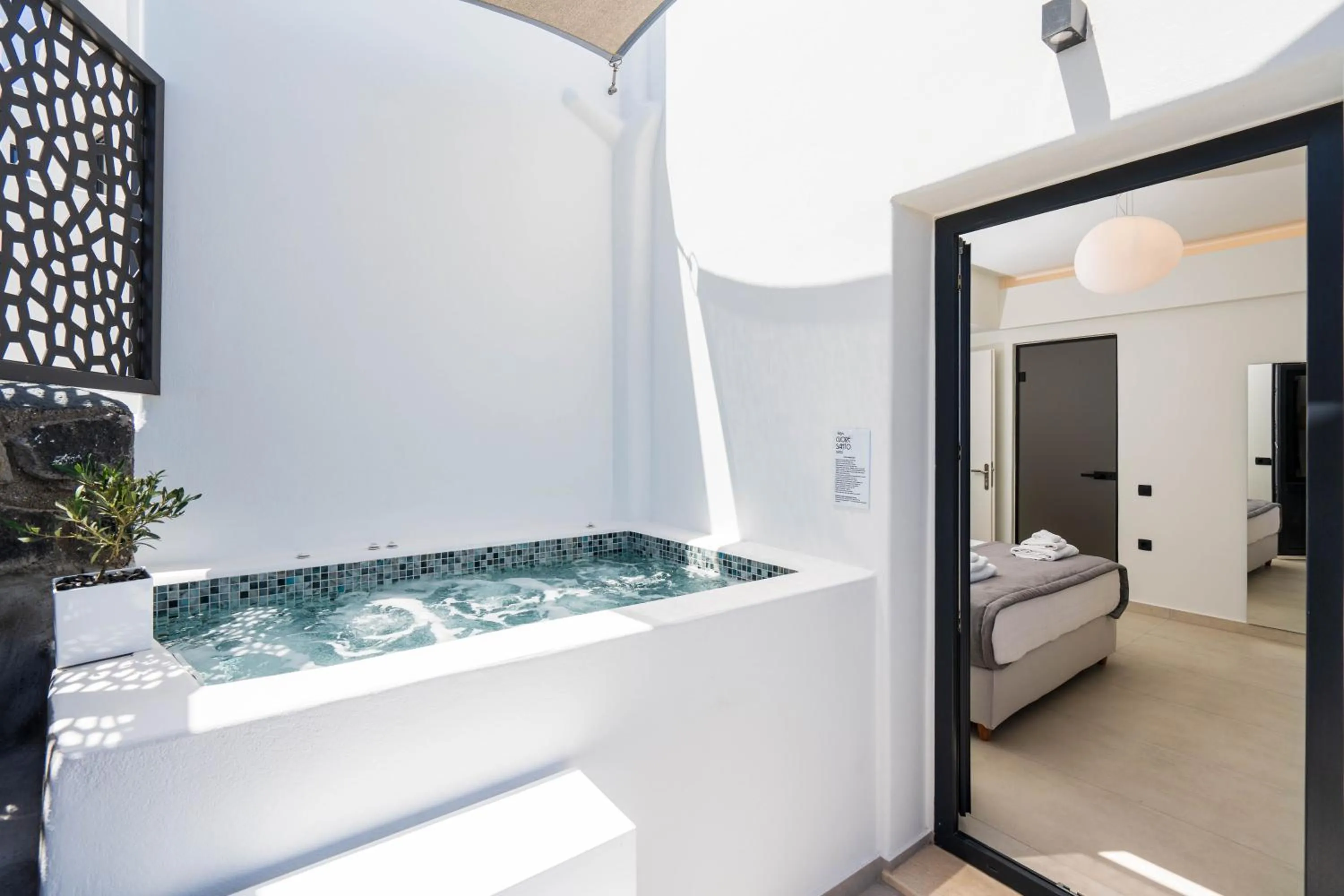 Hot Tub, Bed in Cuore Santo Suites