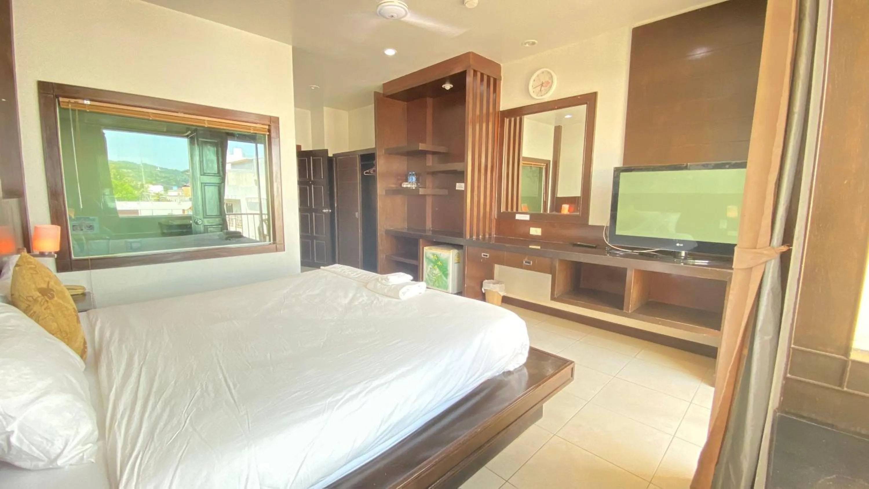 Bathroom, Bed in SM Patong Resort