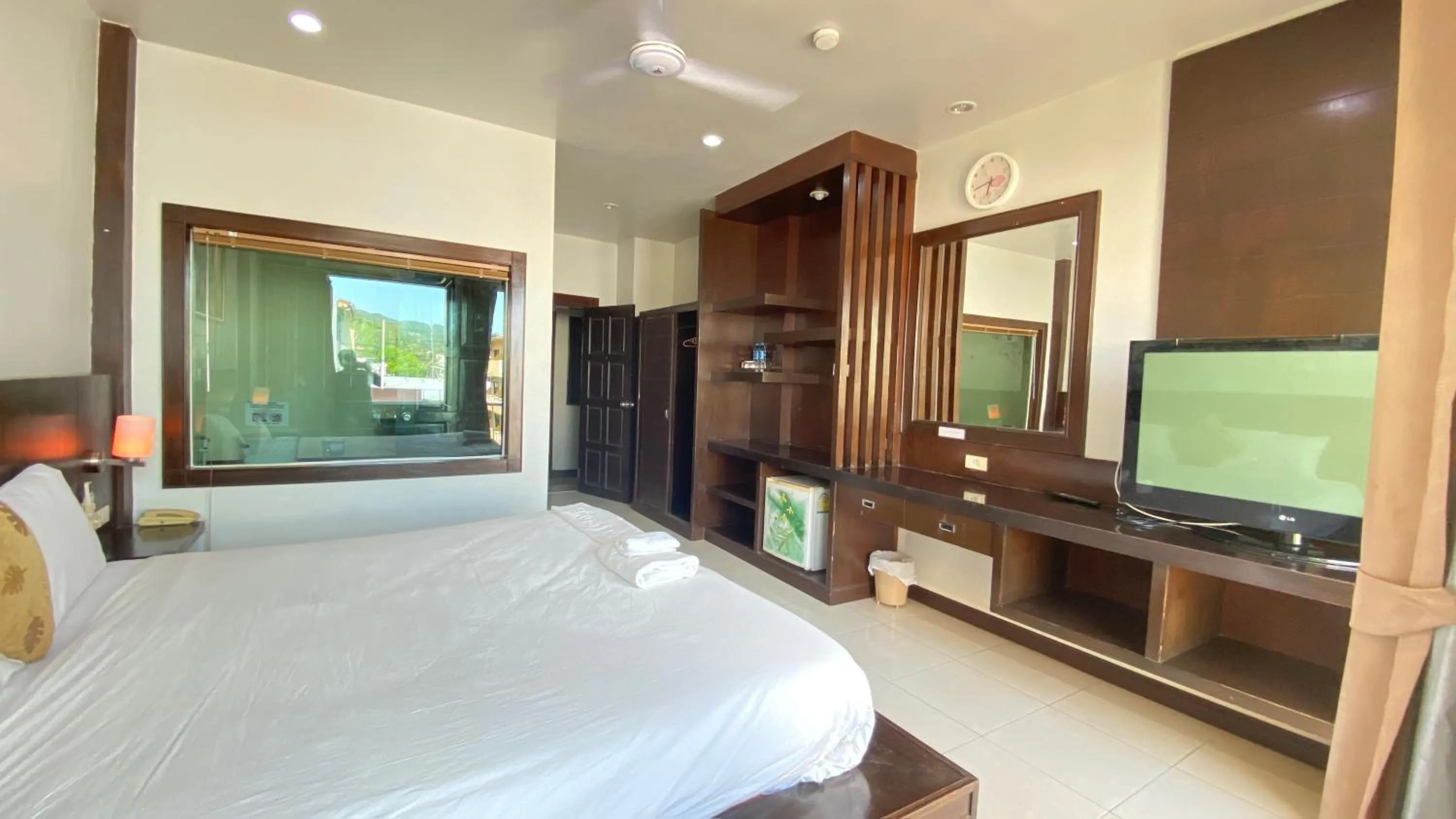 Communal lounge/ TV room, Bed in SM Patong Resort