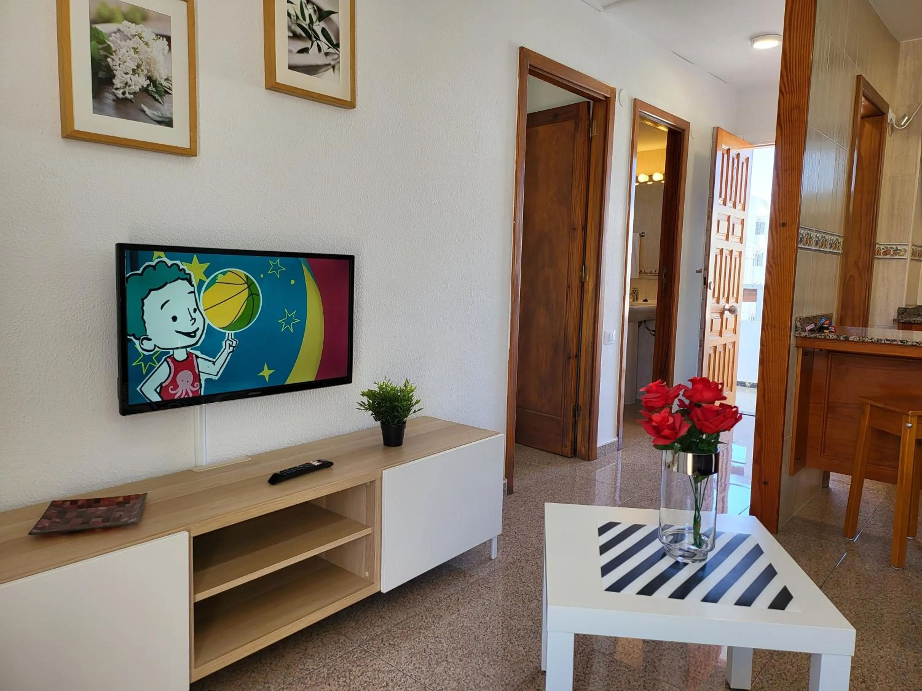 Communal lounge/ TV room in Las Camelias Apartments