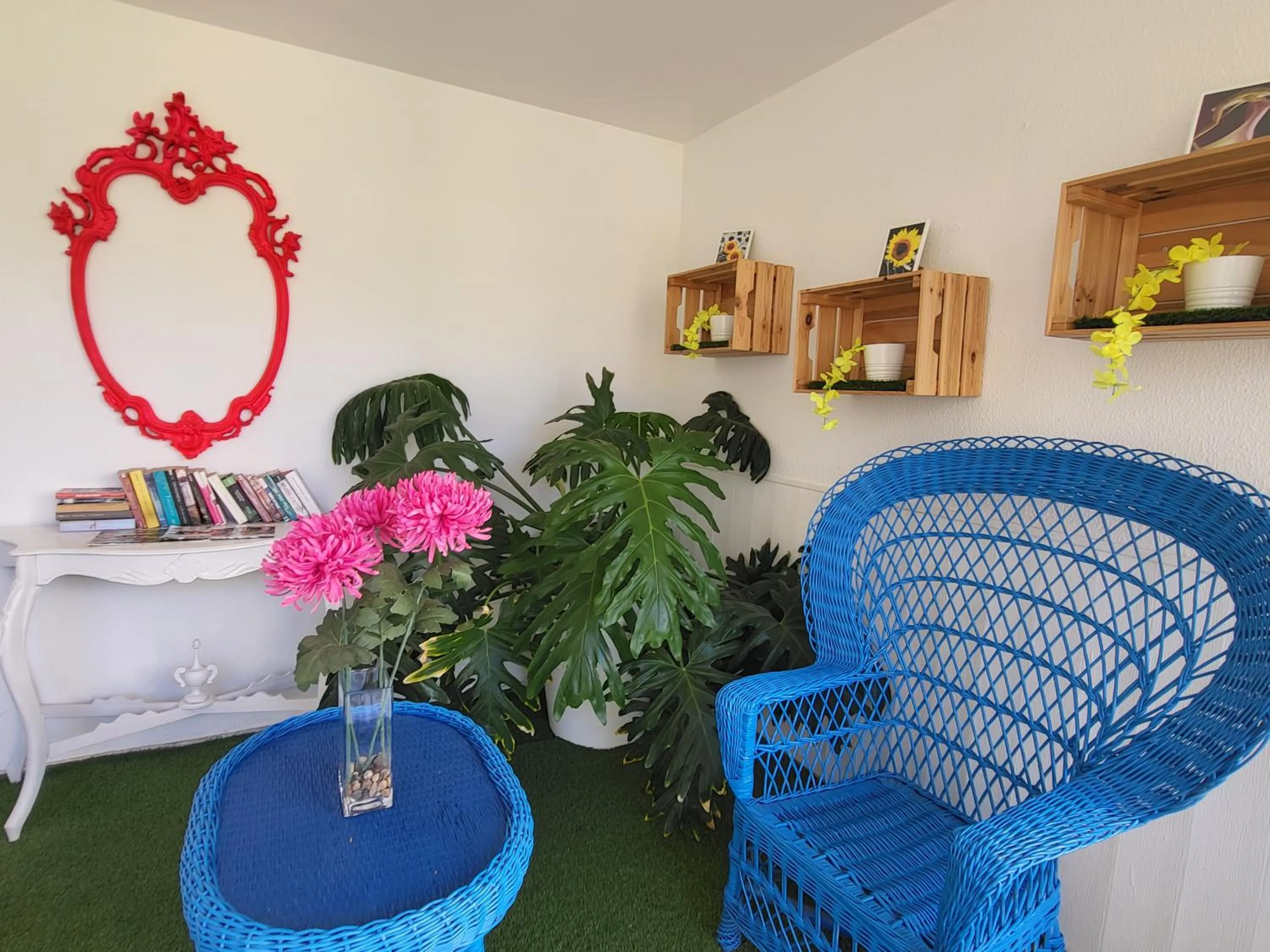 Seating area in Las Camelias Apartments