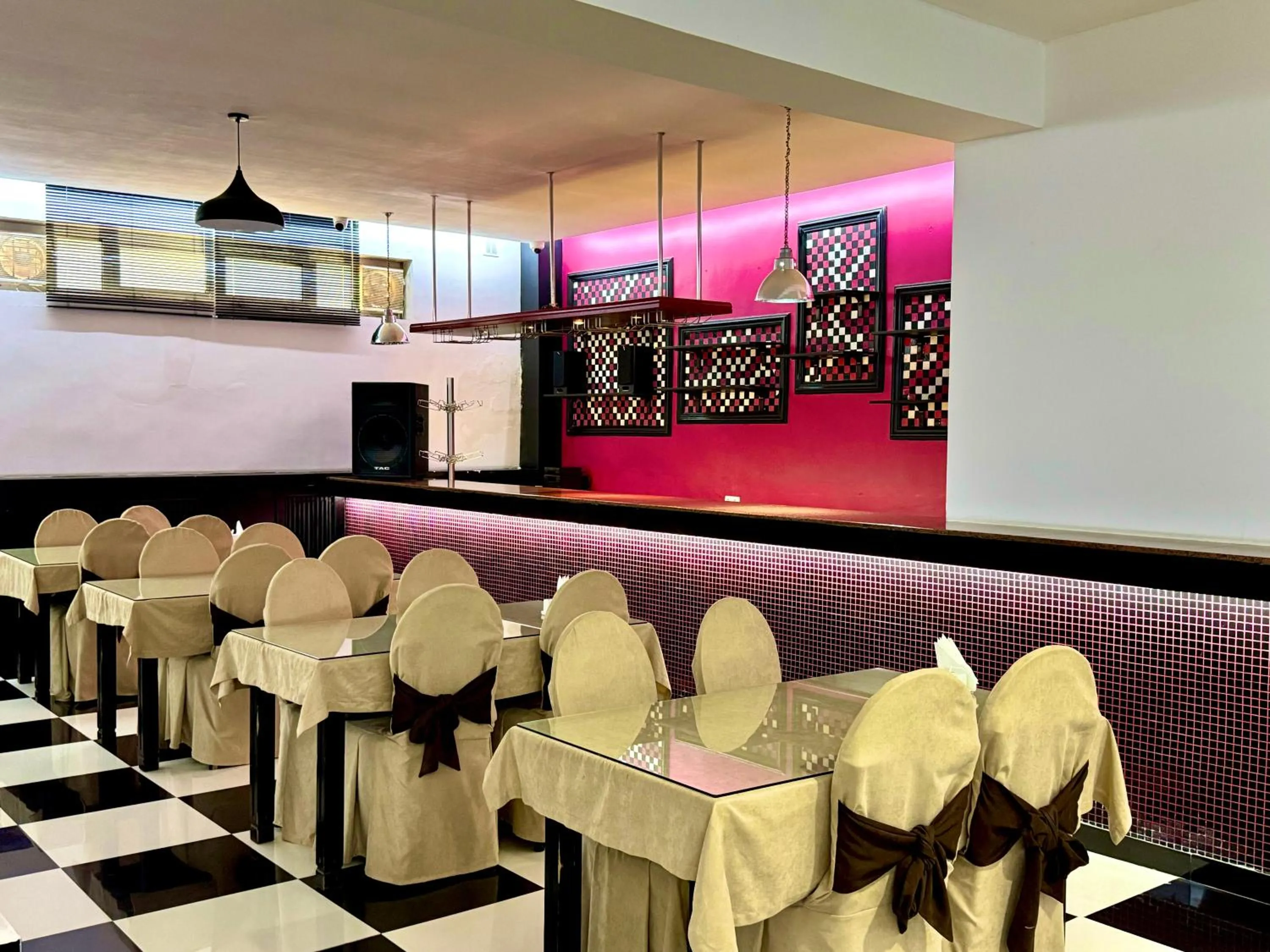 Restaurant/places to eat in Retro Palace