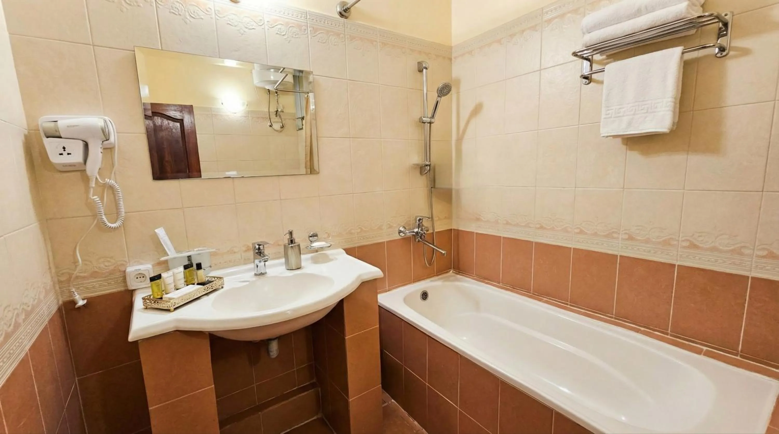 Shower in Retro Palace