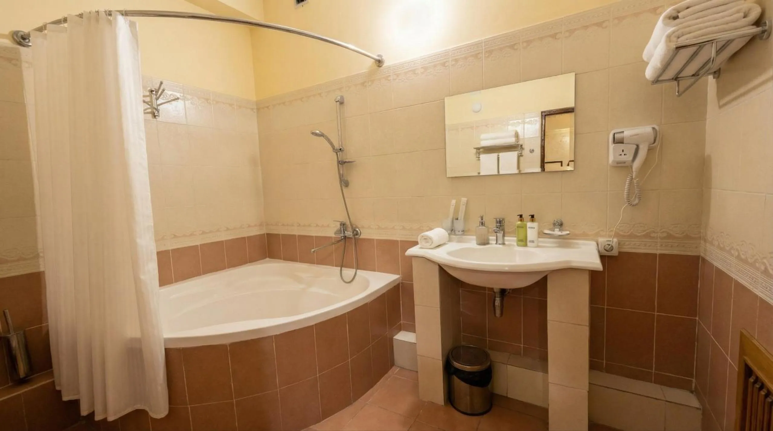 Shower in Retro Palace