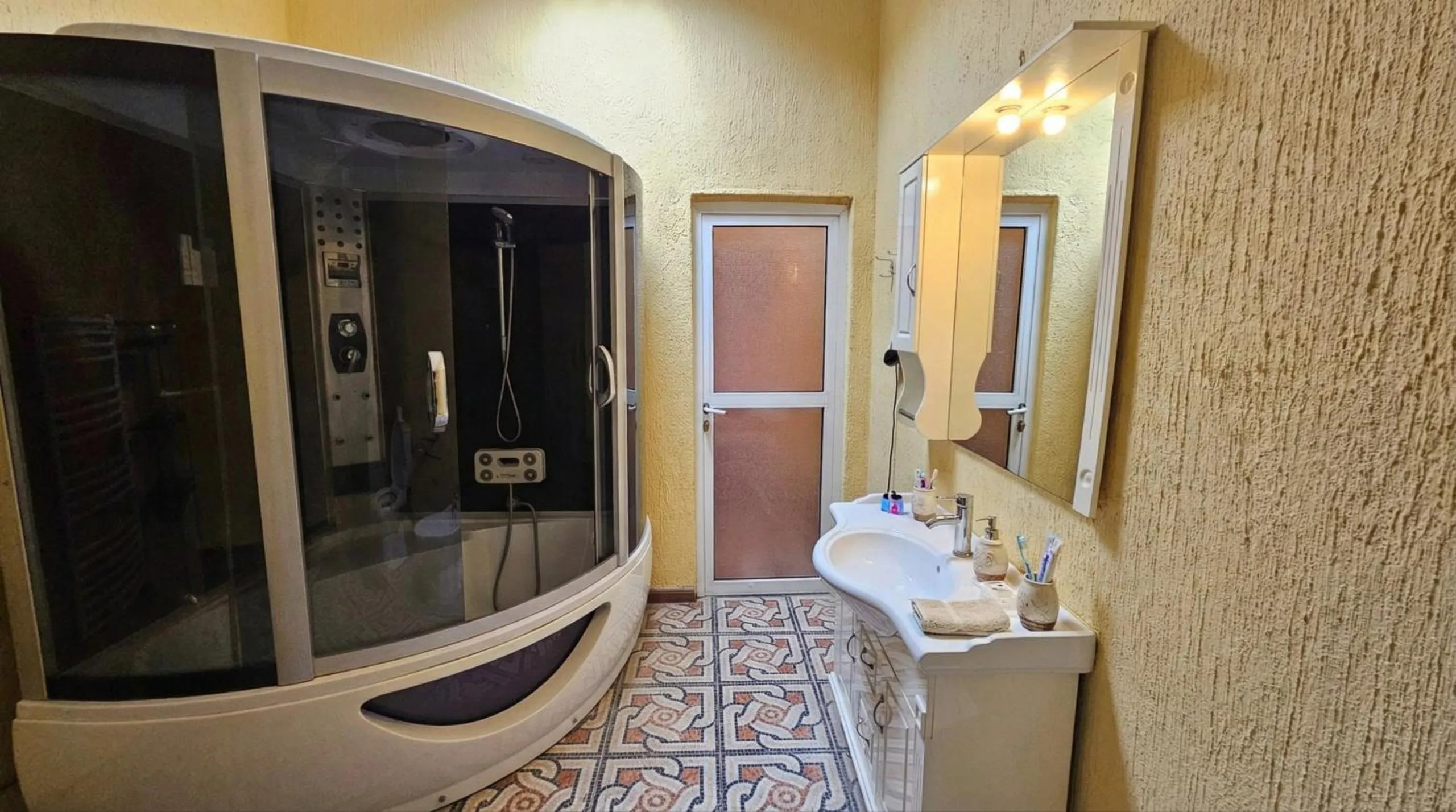 Shower in Retro Palace