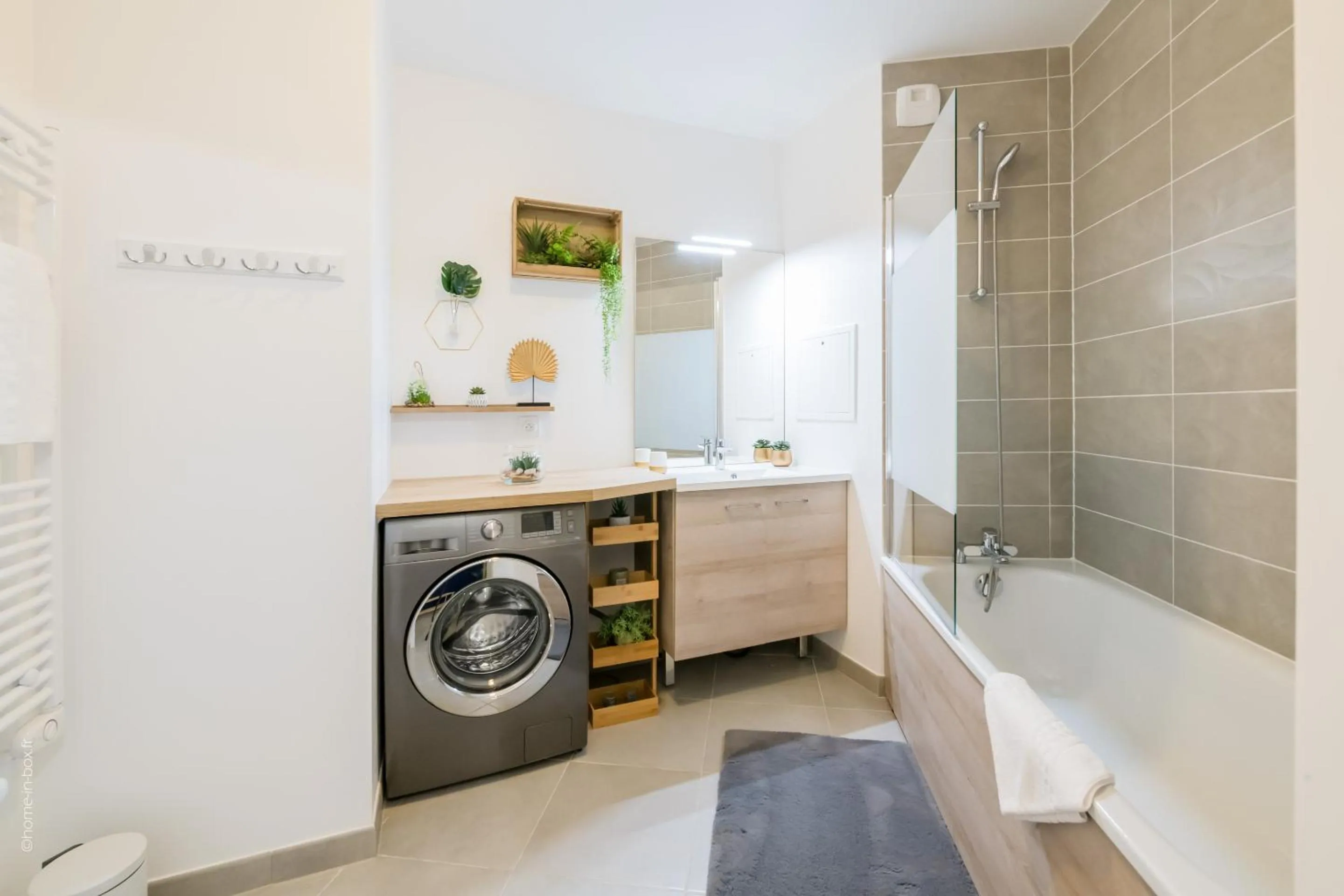 Bathroom in Columbus Garden By Plaza