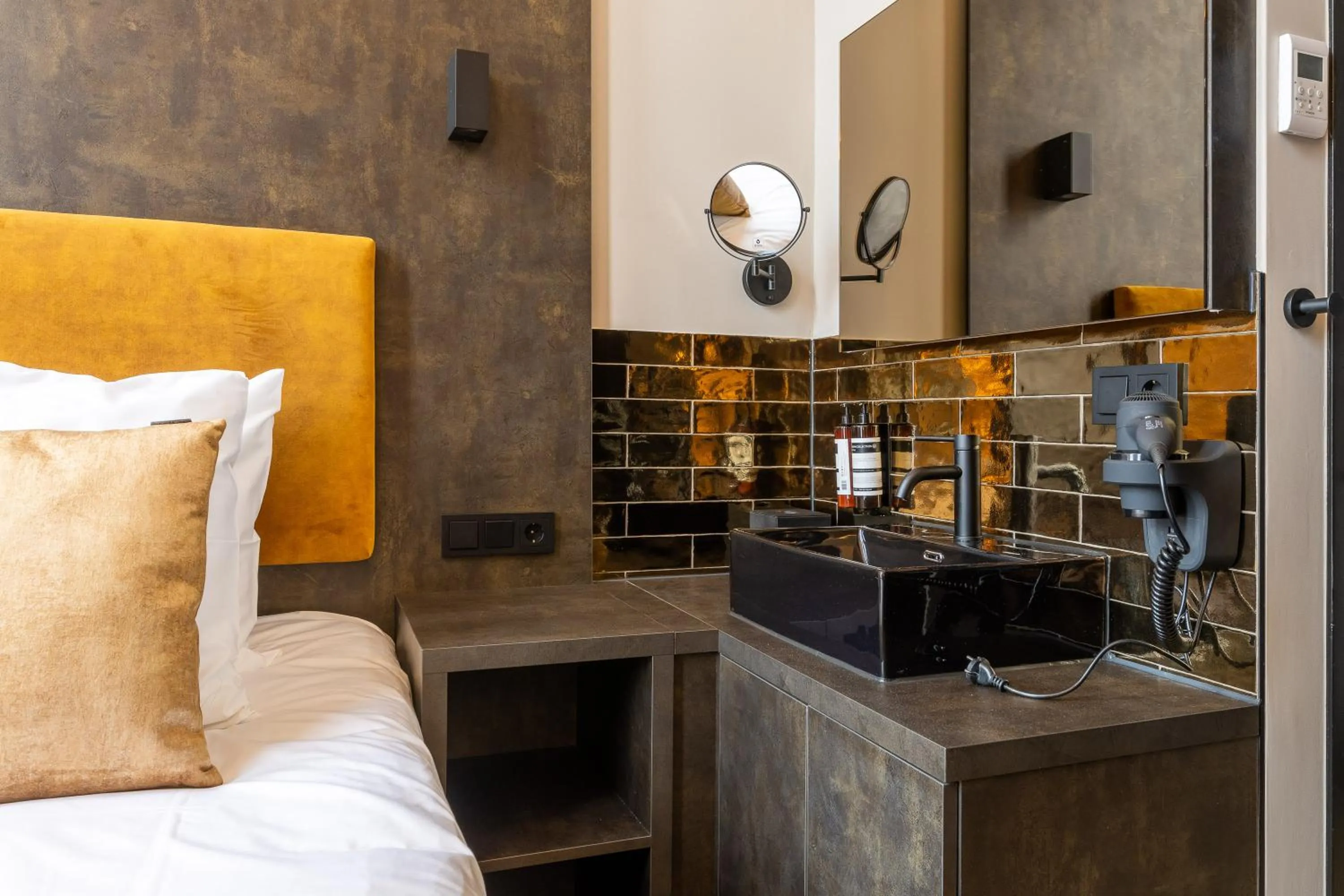 Bedroom, Bed in Monument Hotel