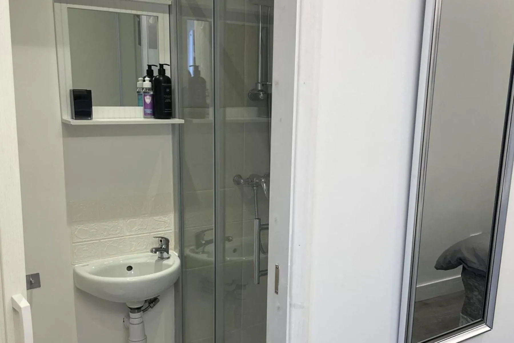 1 Bed Studio - Sleeps 2 - Smoking - Parking - Wifi