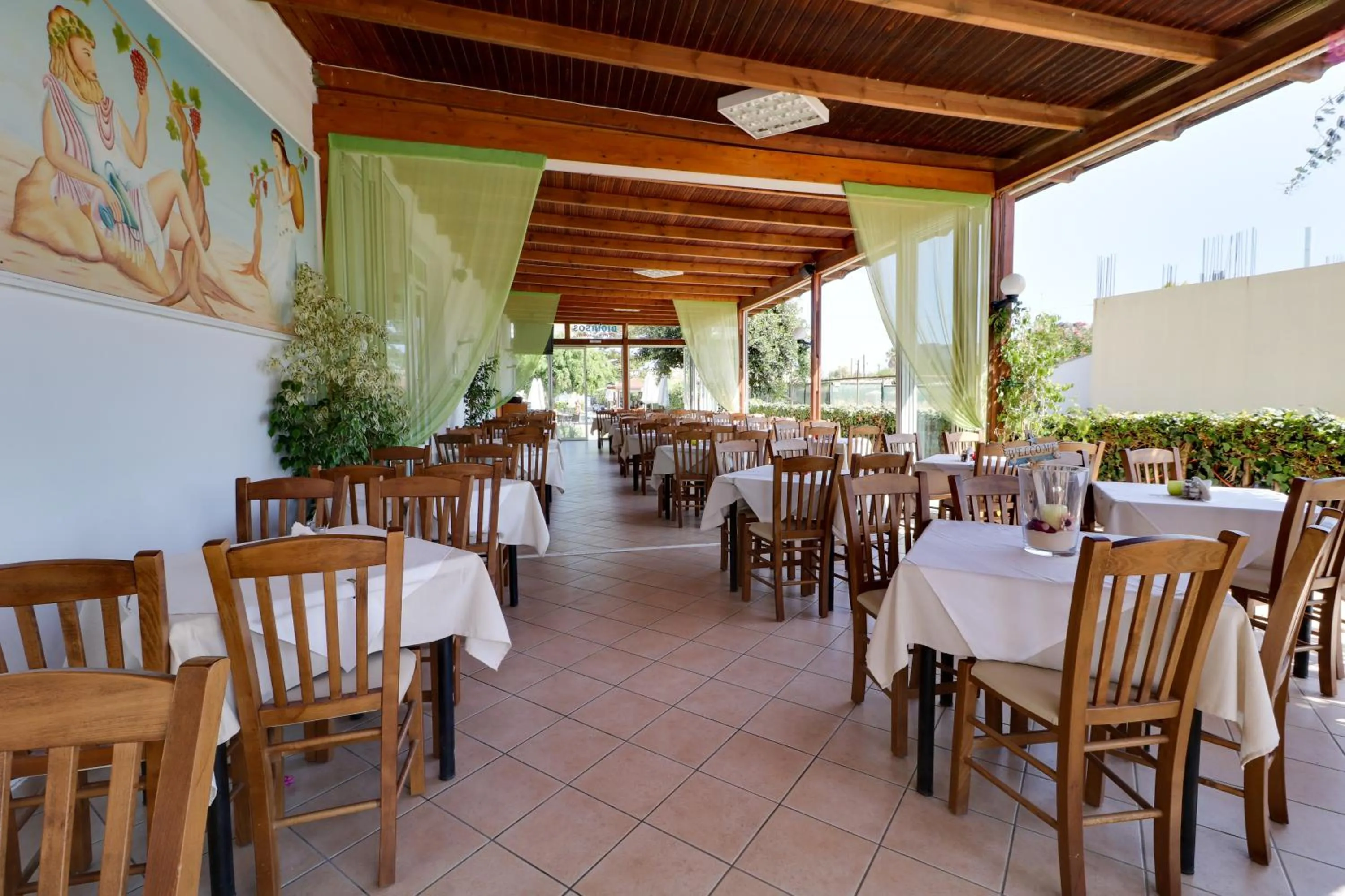 Restaurant/places to eat in Marirena Hotel