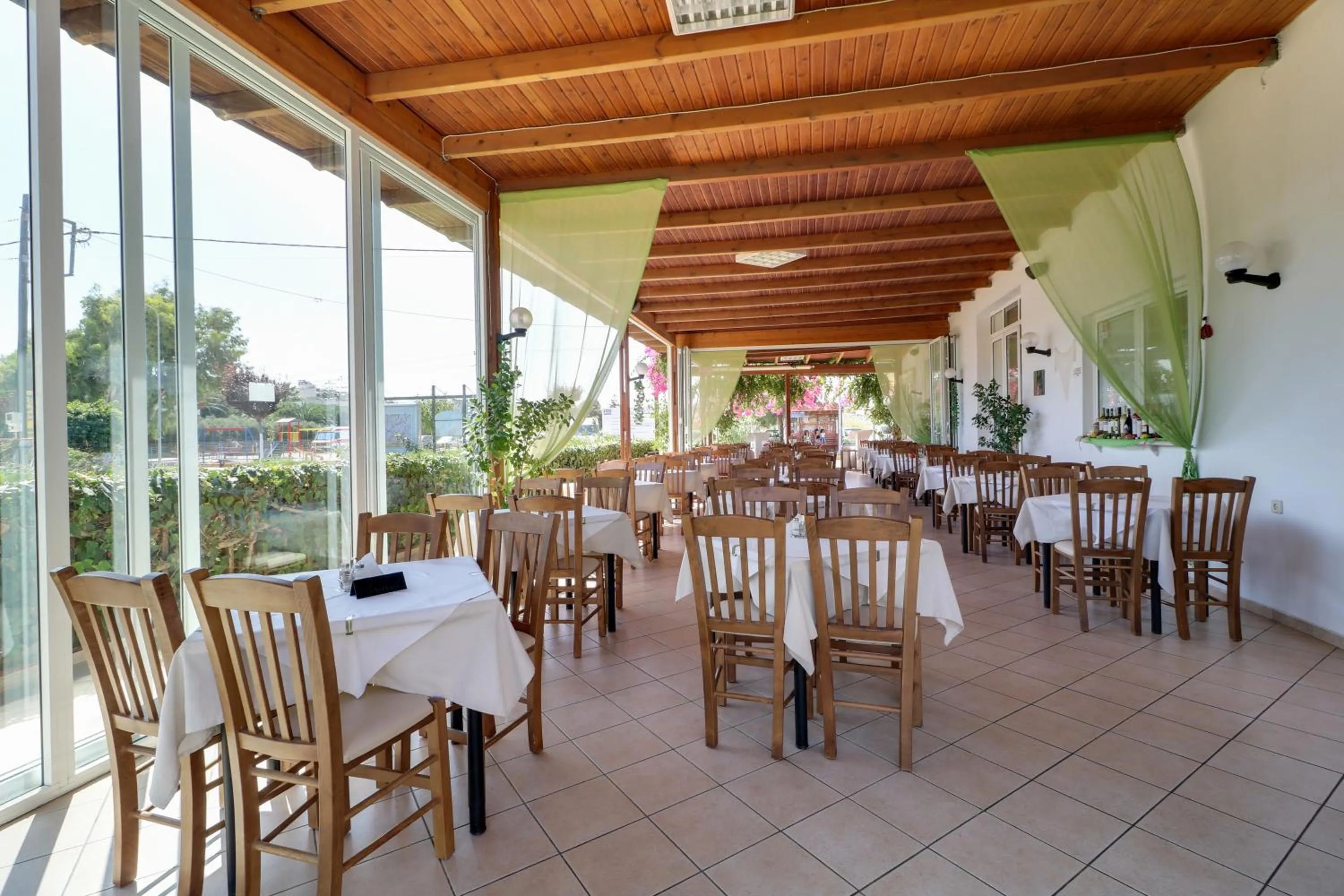 Restaurant/places to eat in Marirena Hotel