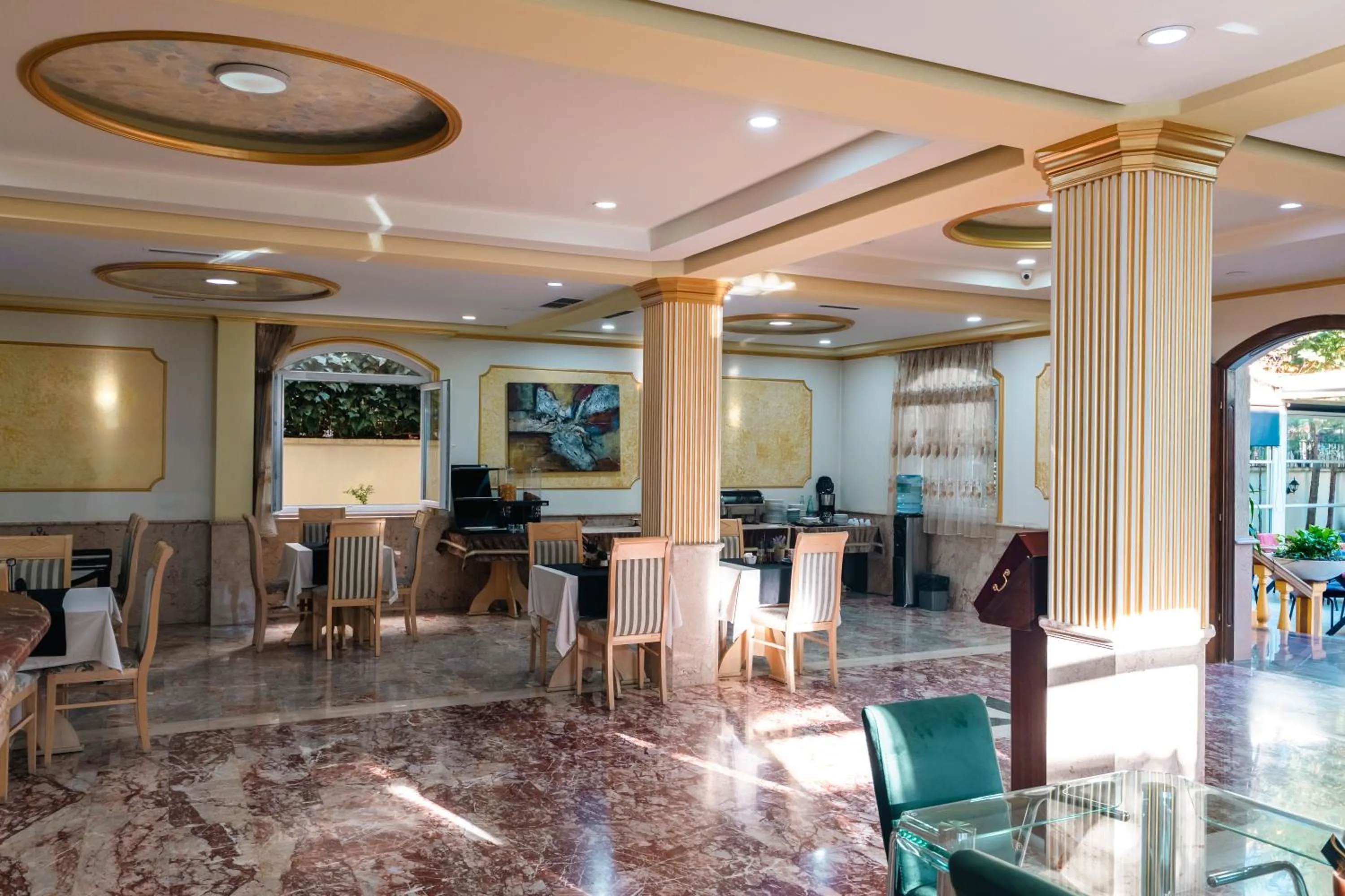 Restaurant/places to eat in Olimpic Hotel