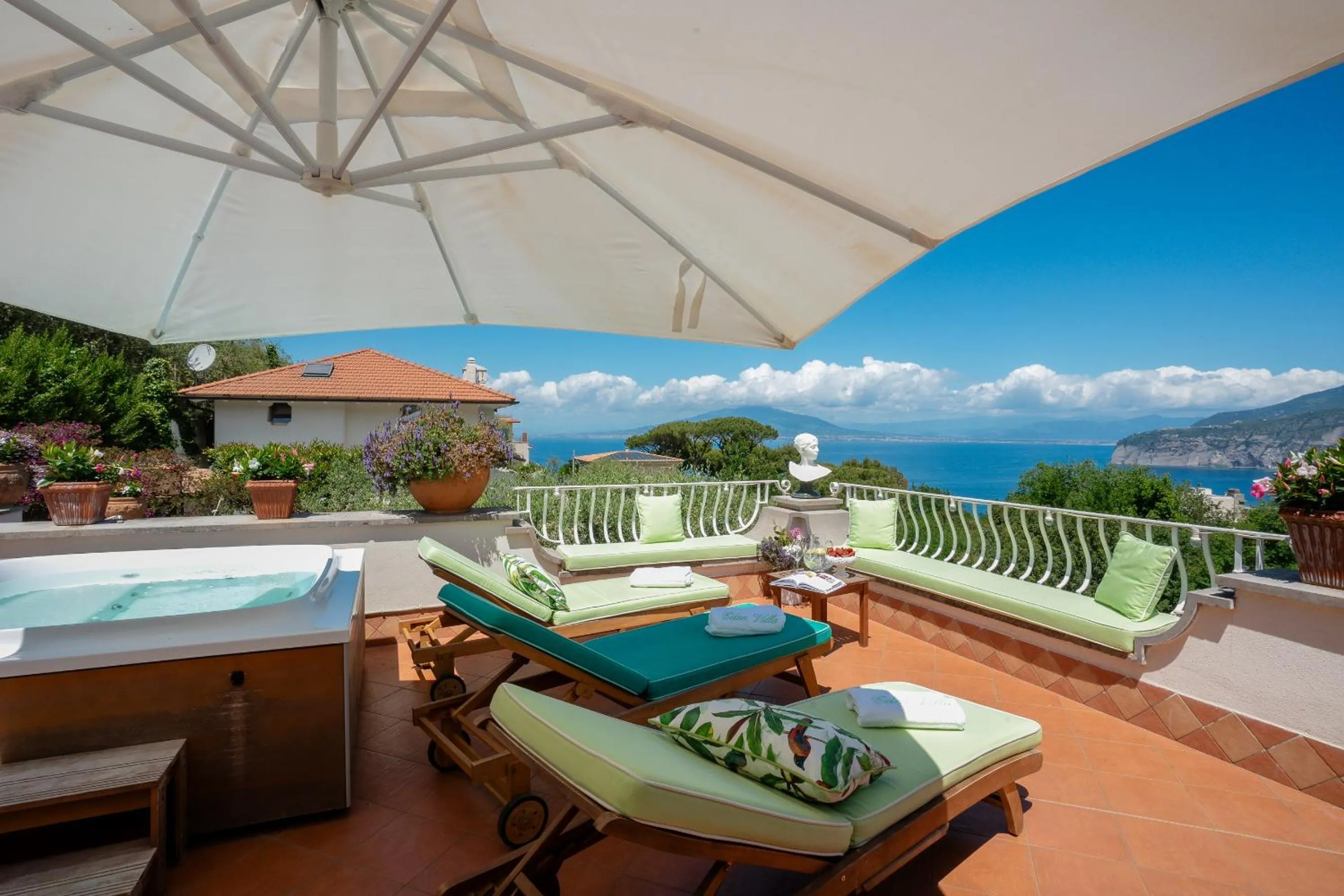 Hot Tub in Eden Villa