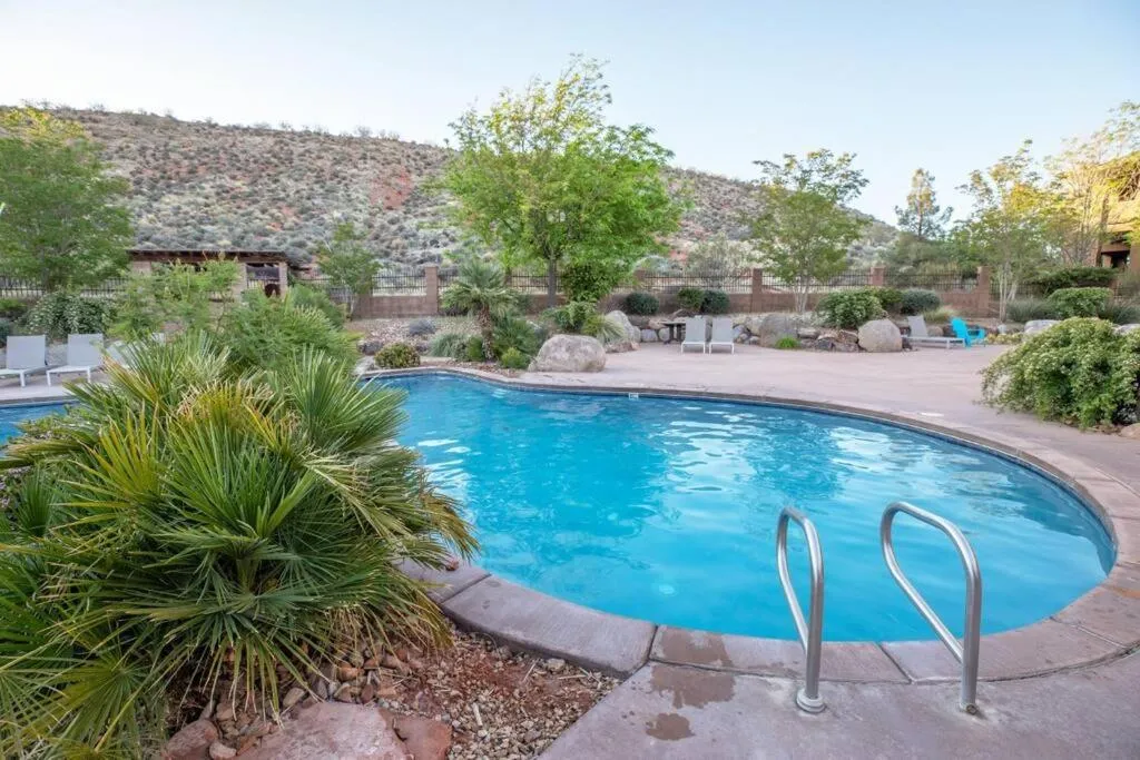 Suite Retreat with Pool Spa Gym and Tennis Court