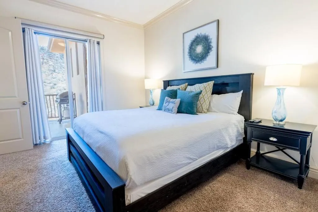 Bed in Suite Retreat with Pool Spa Gym and Tennis Court