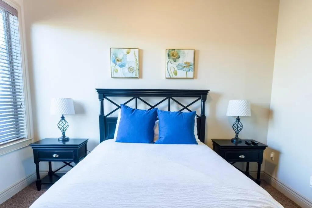 Bed in Suite Retreat with Pool Spa Gym and Tennis Court