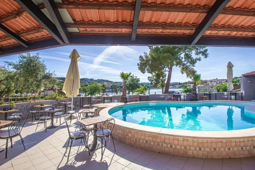 Swimming pool in Hotel Lumbarda