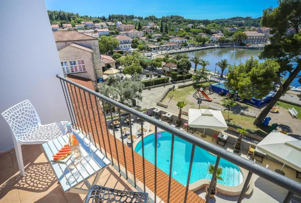 Swimming pool in Hotel Lumbarda