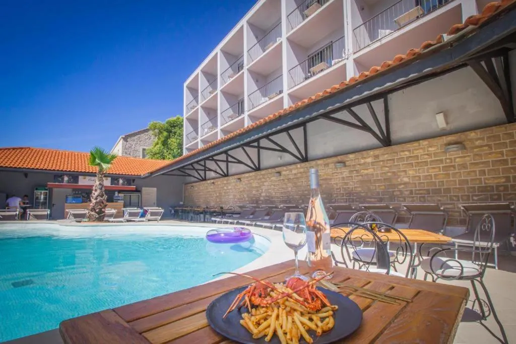 Swimming pool in Hotel Lumbarda