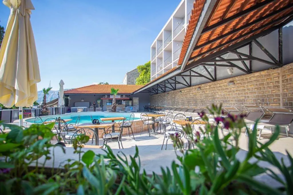 Swimming pool in Hotel Lumbarda