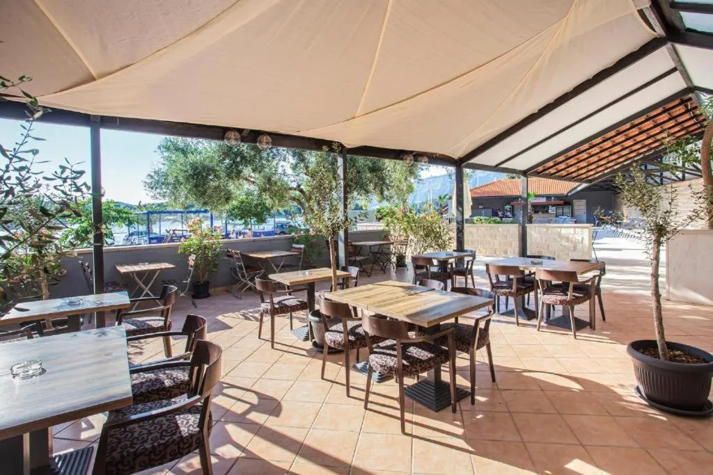 Restaurant/places to eat in Hotel Lumbarda