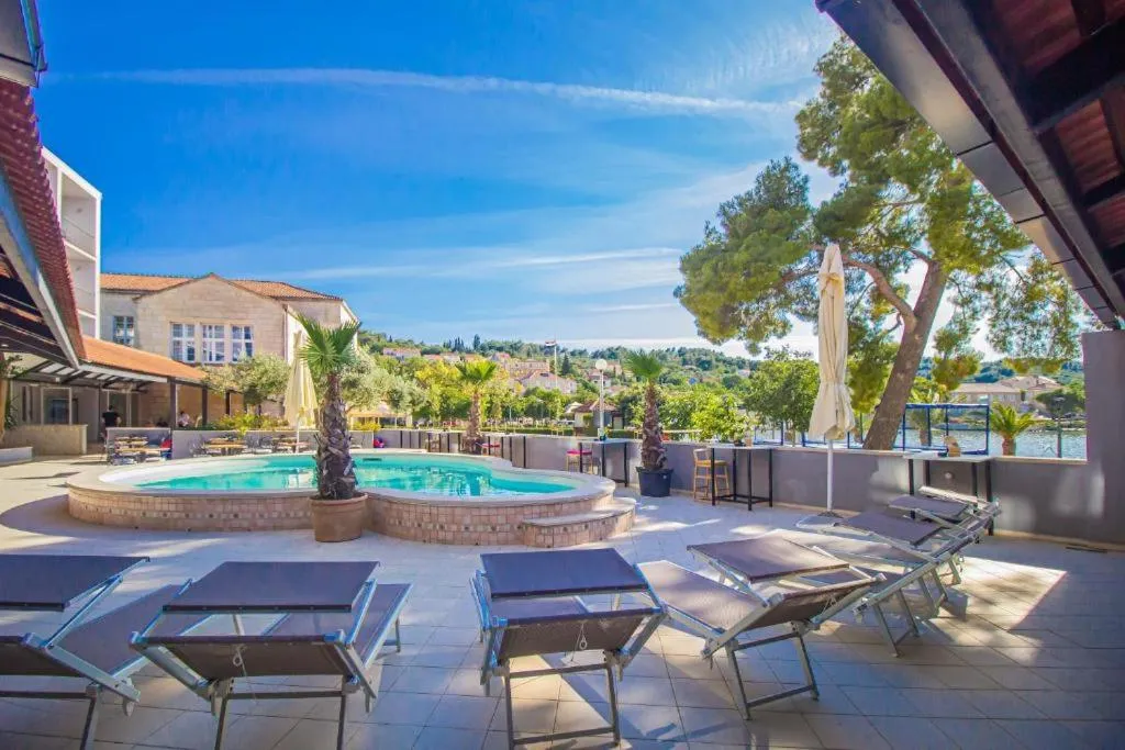 Swimming pool in Hotel Lumbarda