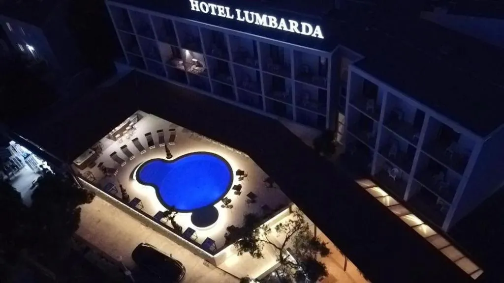 Swimming pool in Hotel Lumbarda