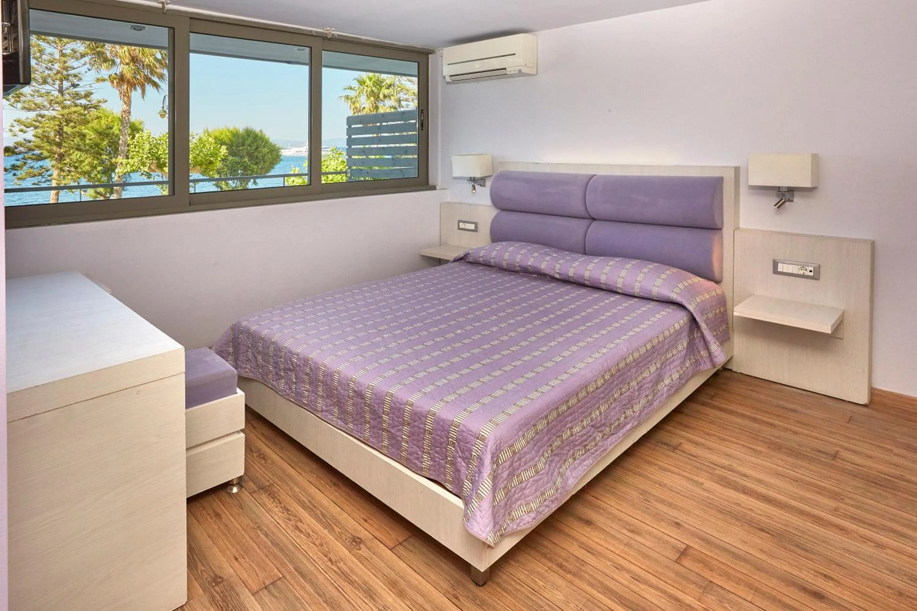 Bathroom, Bed in Triton Boutique Hotel