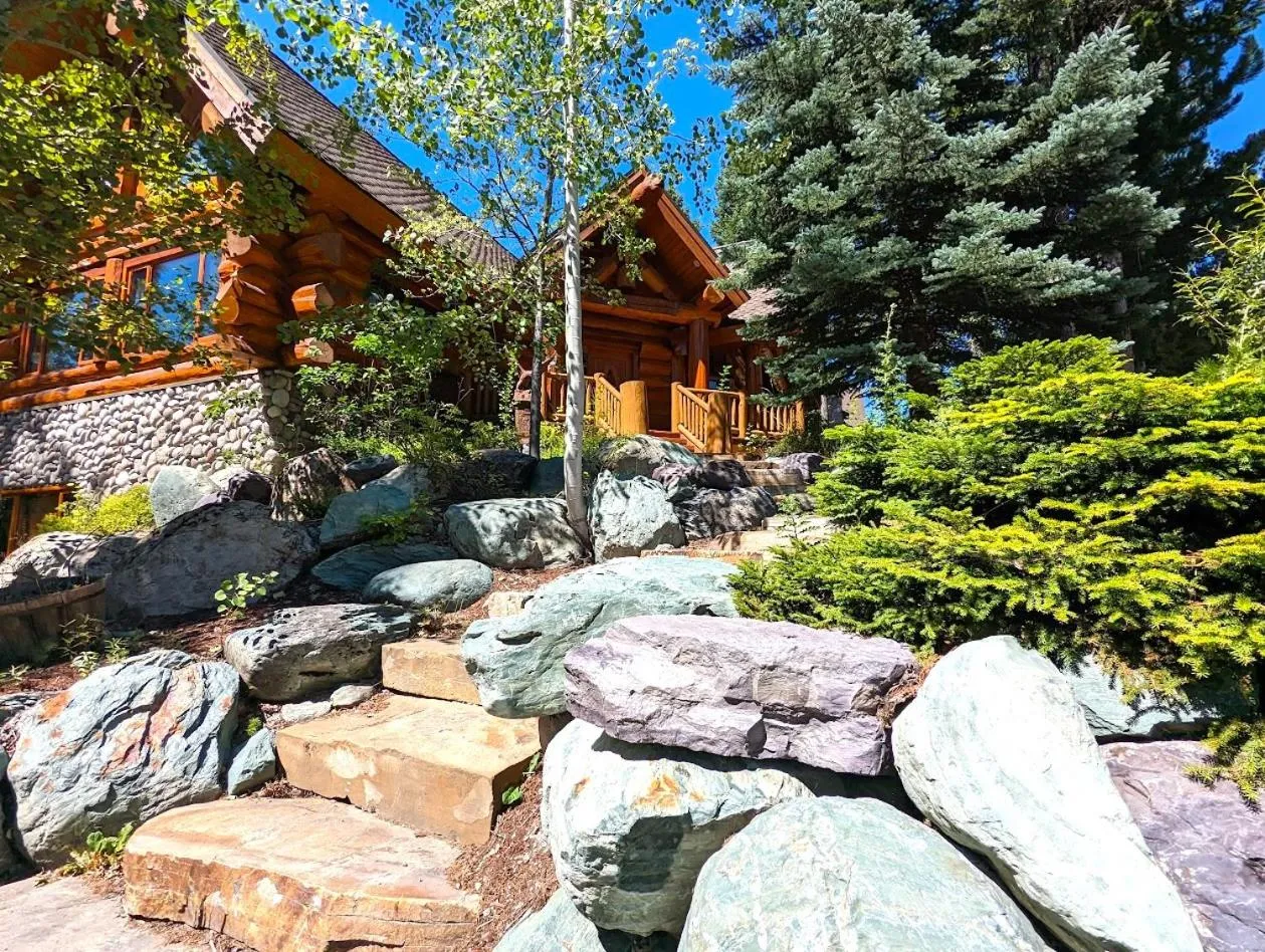 The Grand Alpine Lodge