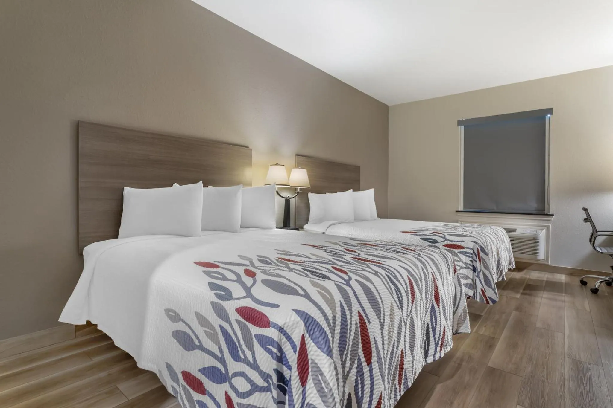 Photo of the whole room, Bed in Red Roof Inn La Porte