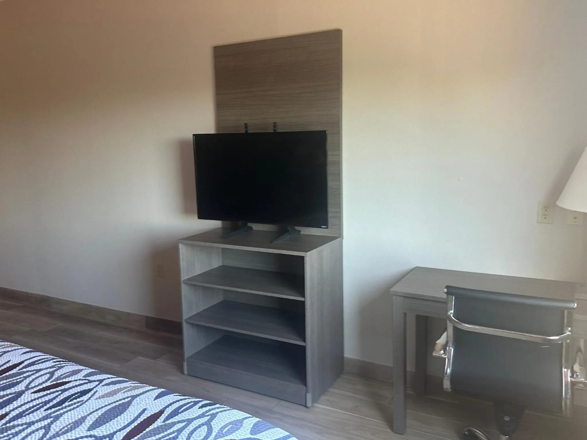 Photo of the whole room, Bed in Red Roof Inn La Porte