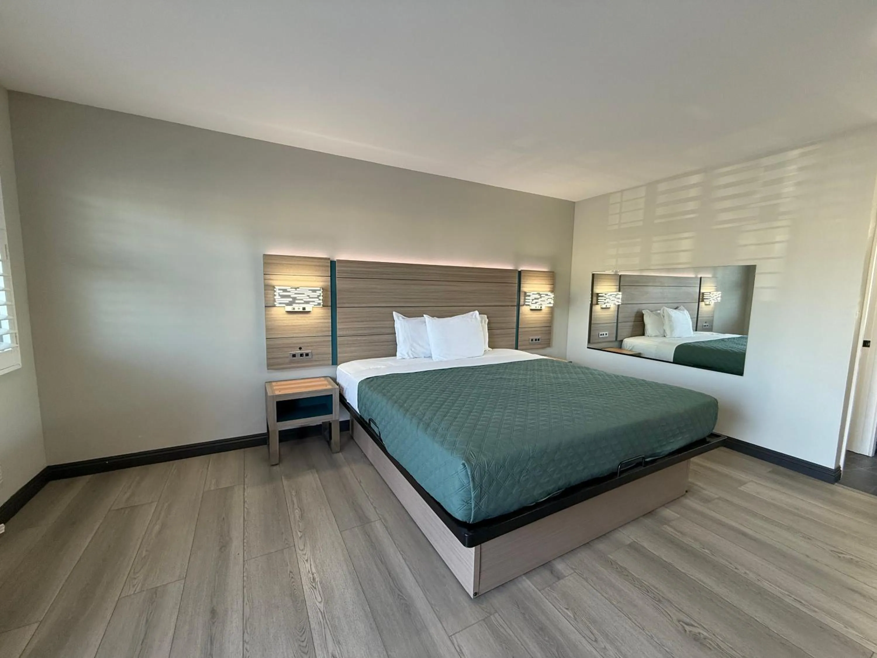 Photo of the whole room, Bed in Rosemead Motel