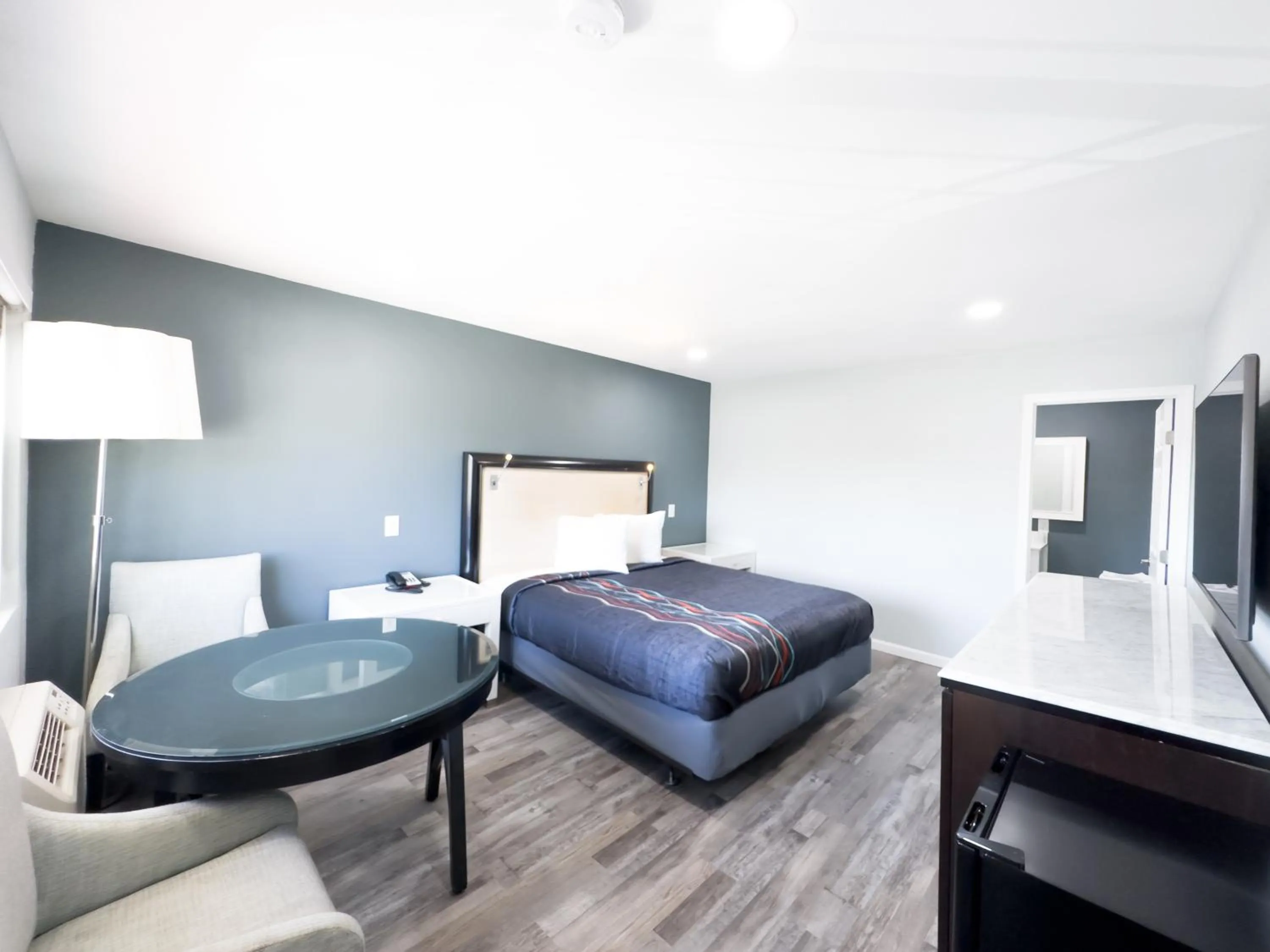 Bed in Courtesy Inn & Suites