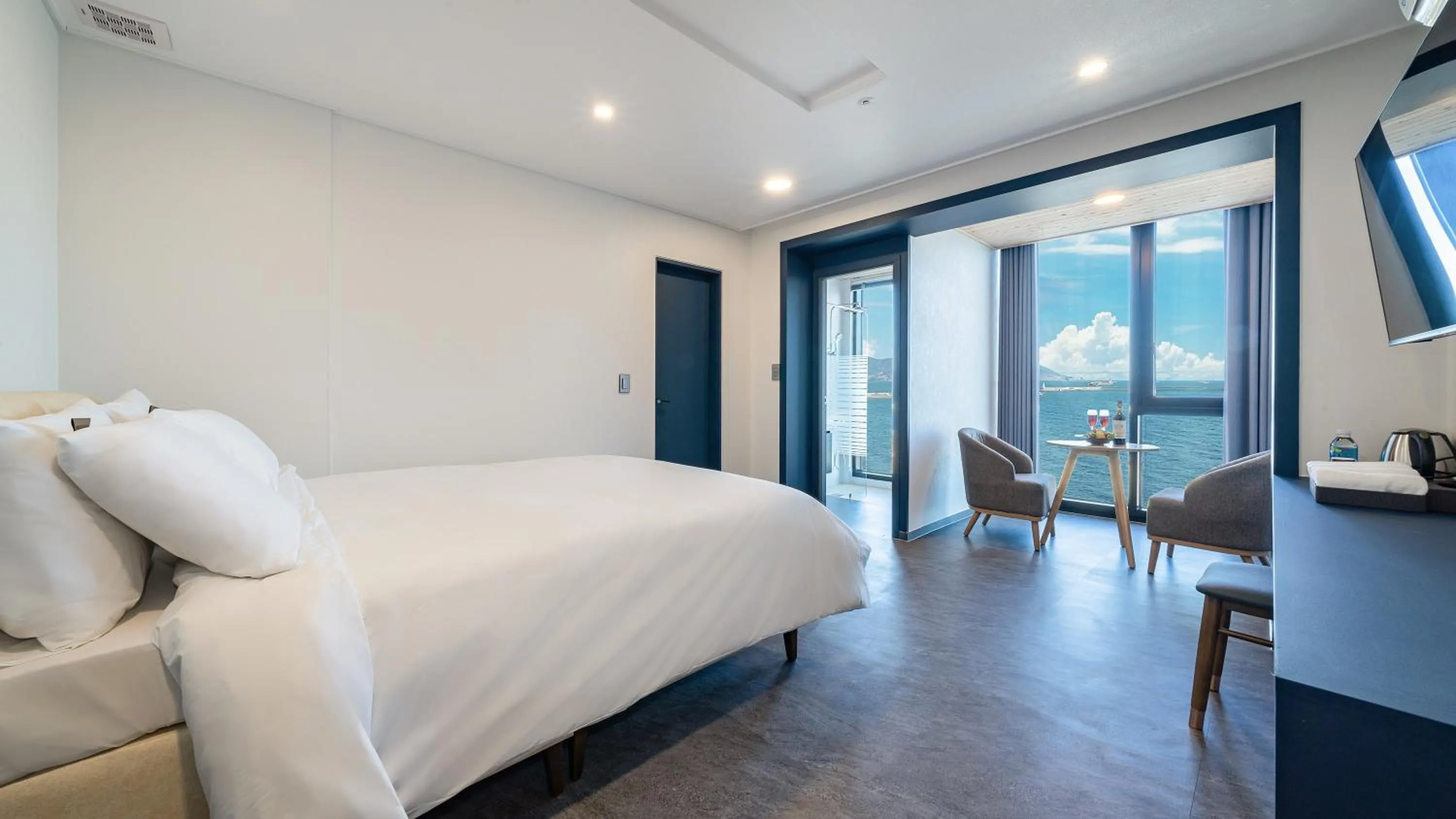 Photo of the whole room, Bed in Hotel C Resort