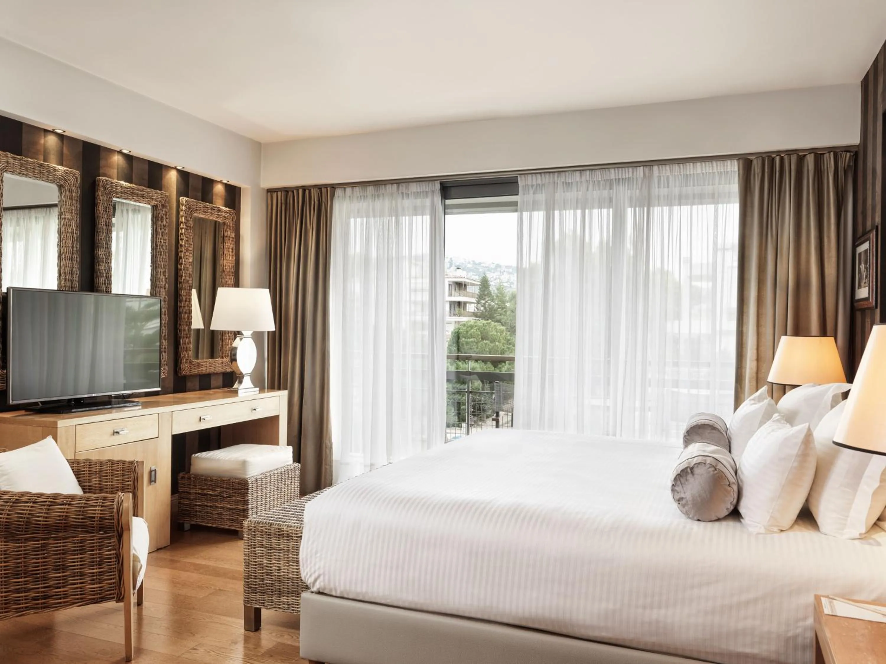 Bed in Sea View Cityscape Hotel