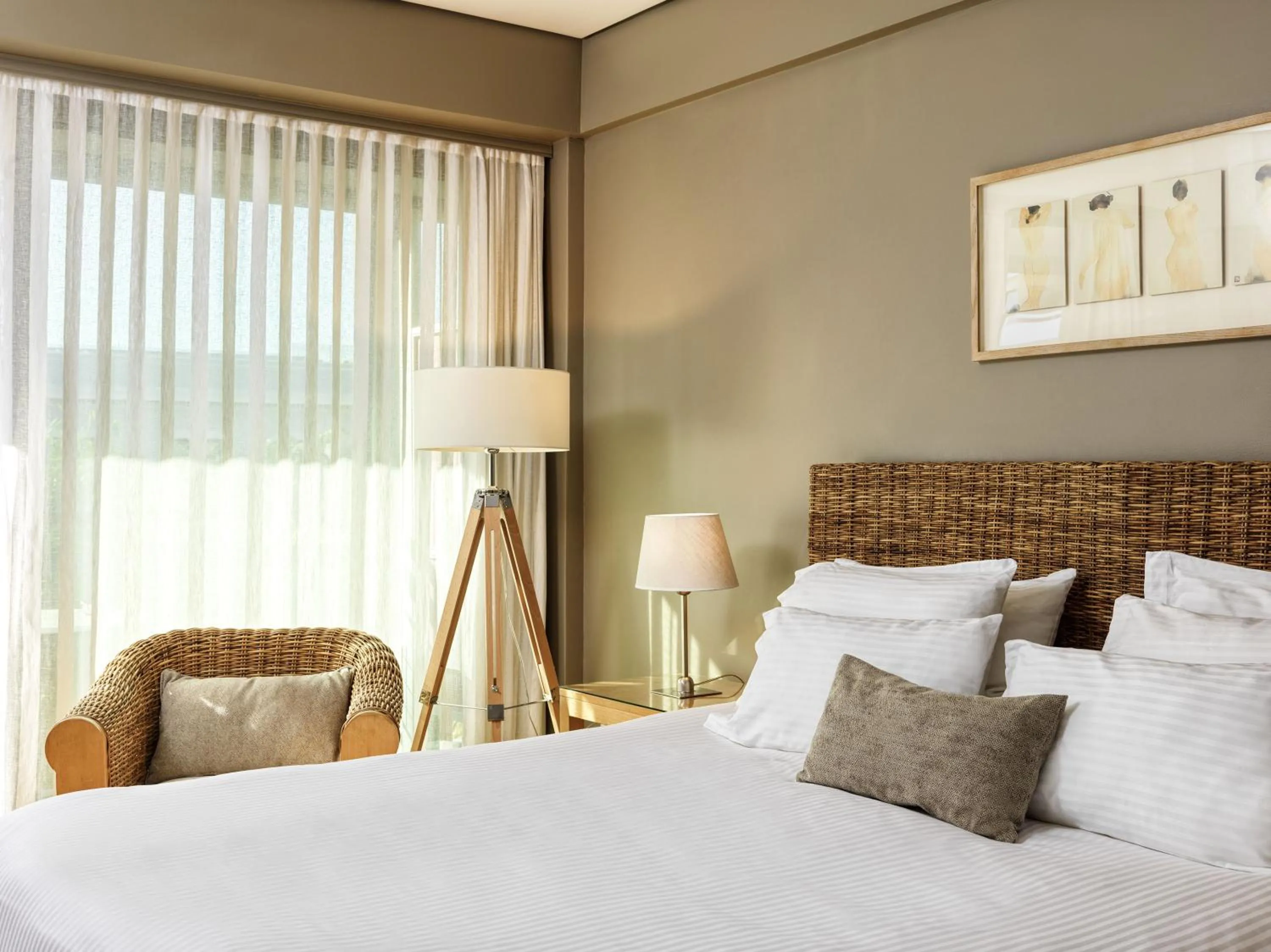 Bed in Sea View Cityscape Hotel