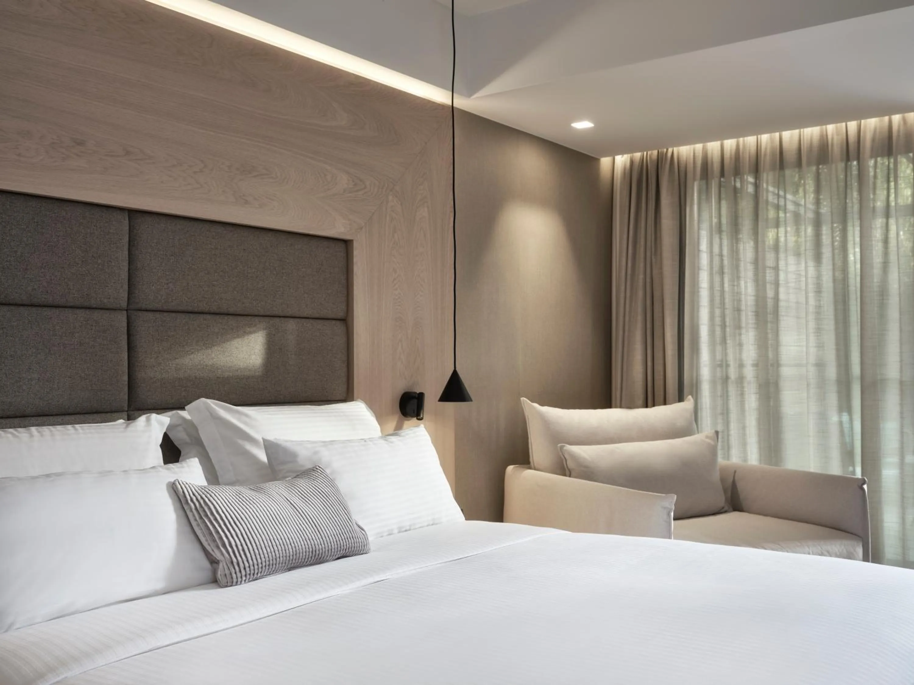 Bed in Sea View Cityscape Hotel