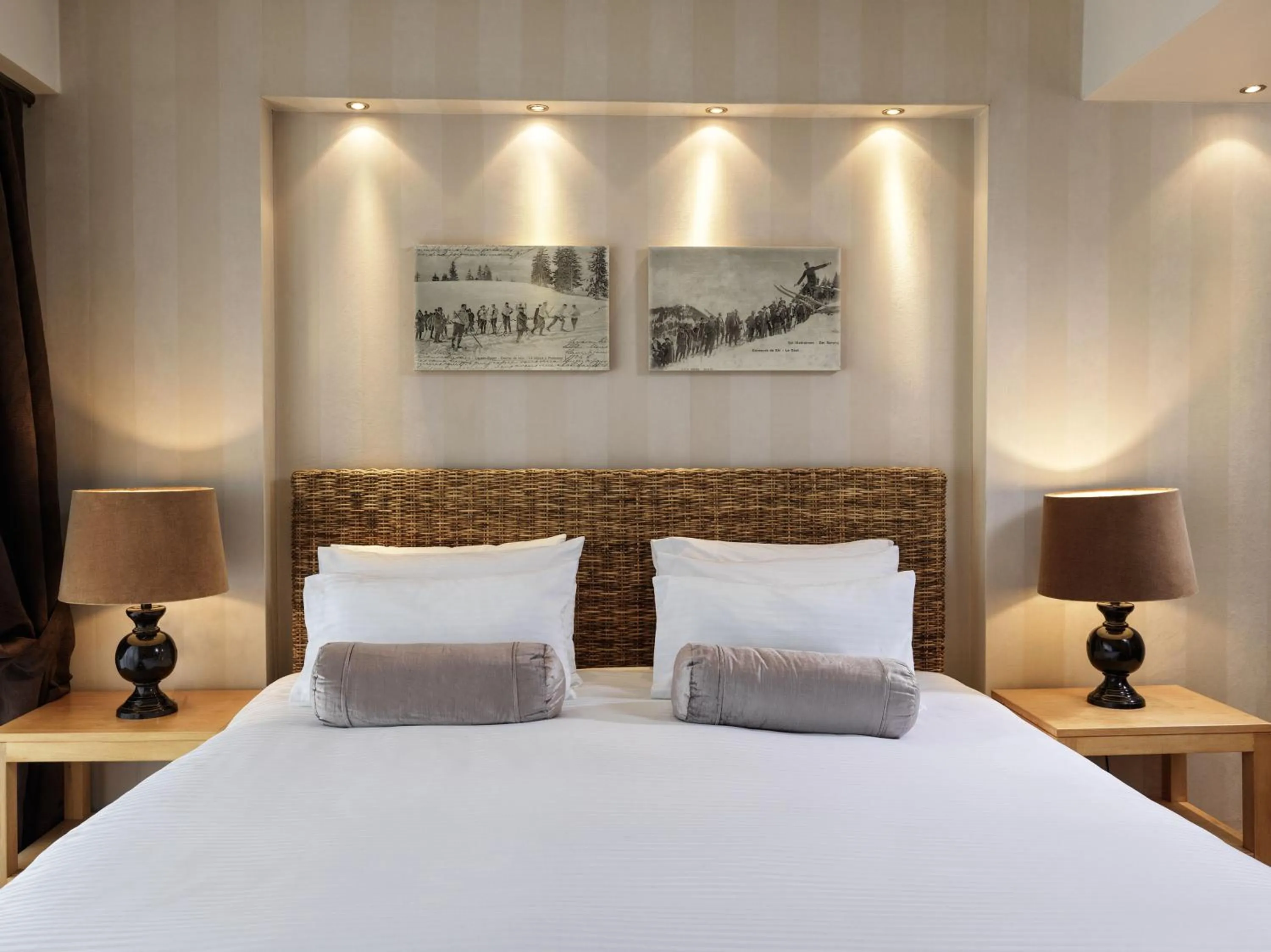 Bed in Sea View Cityscape Hotel