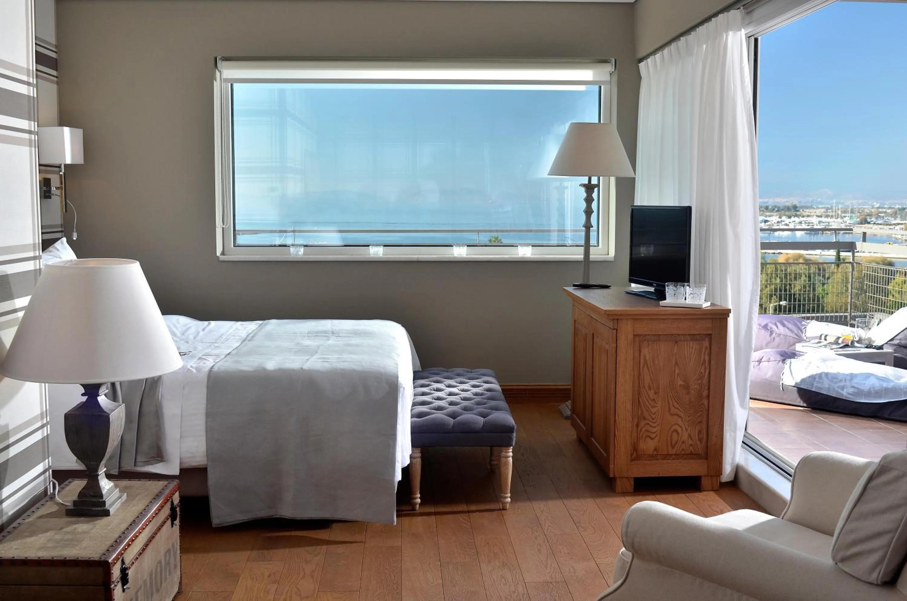 Balcony/Terrace, Bed in Sea View Cityscape Hotel