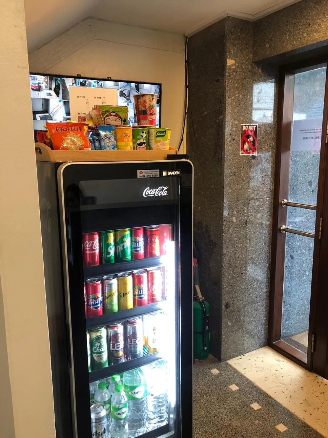 Restaurant/places to eat in Suksomboon Residence