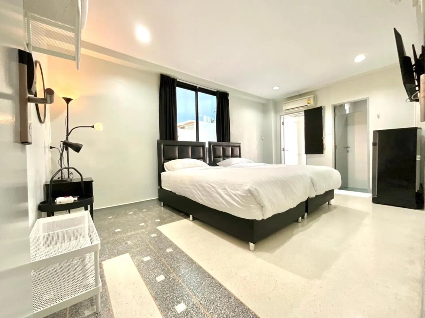 Photo of the whole room, Bed in Suksomboon Residence