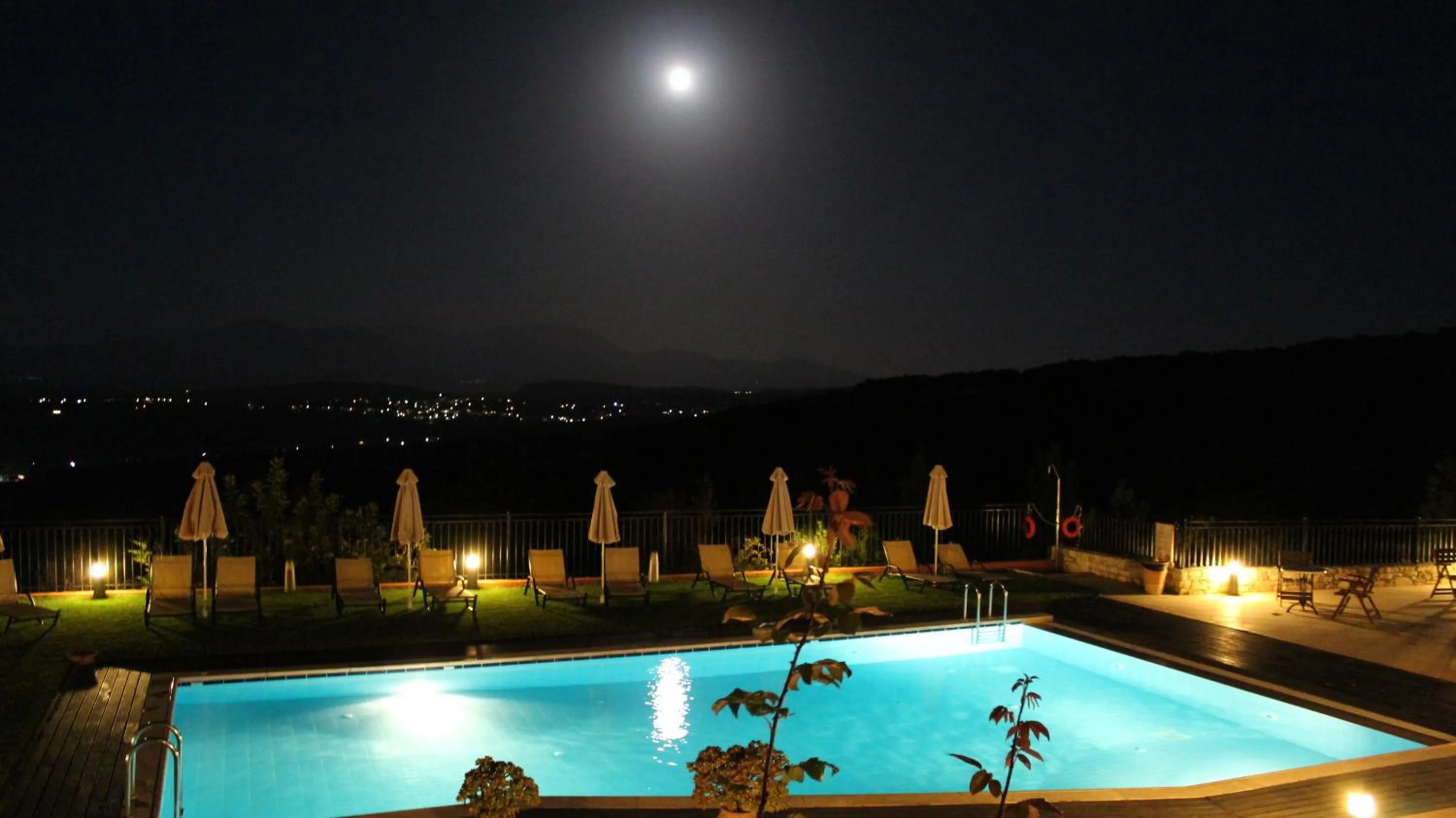 Swimming pool in Katalagari Country Suites