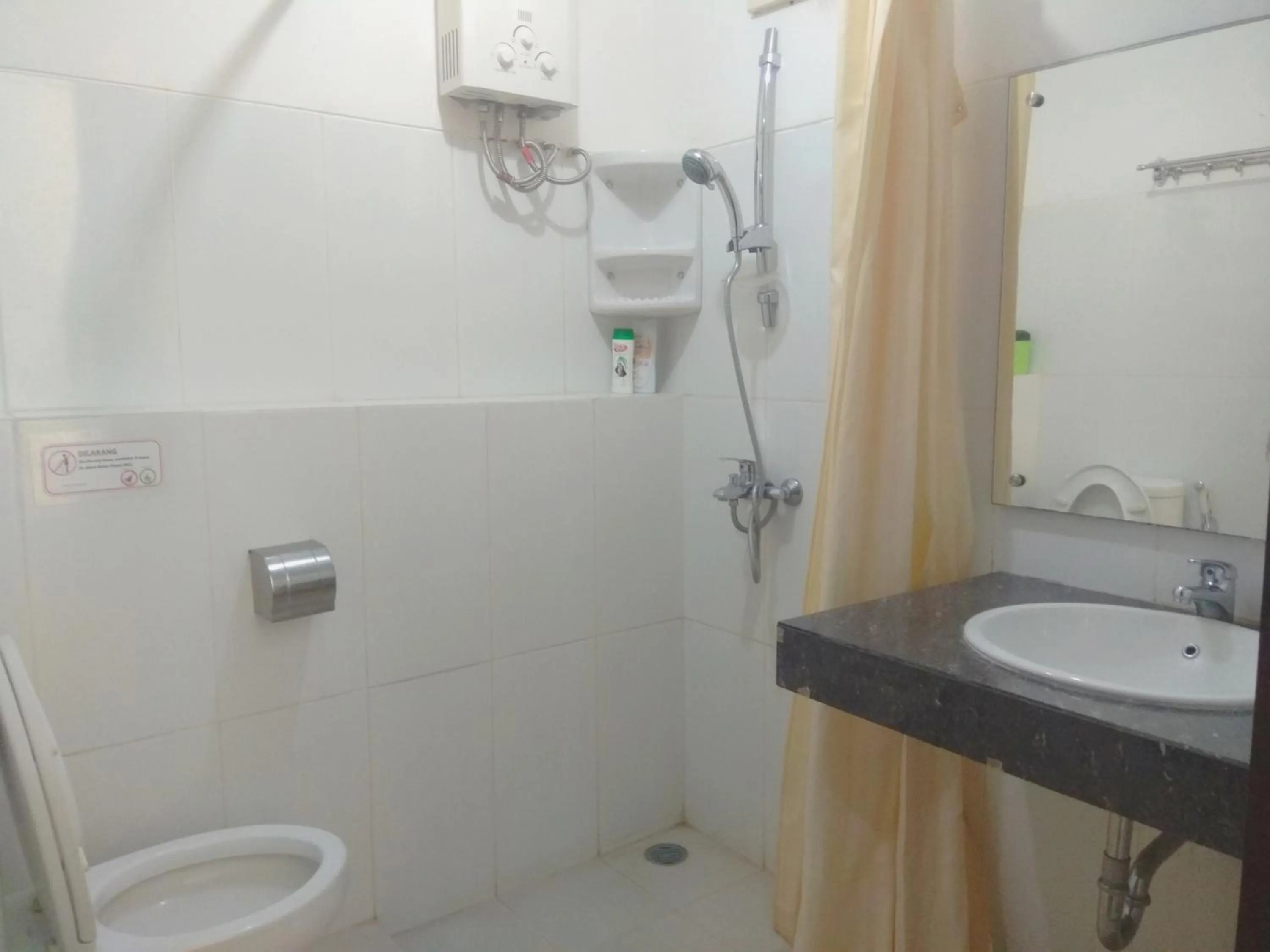 Shower in Omah Dixy Family Homestay by FH Stay