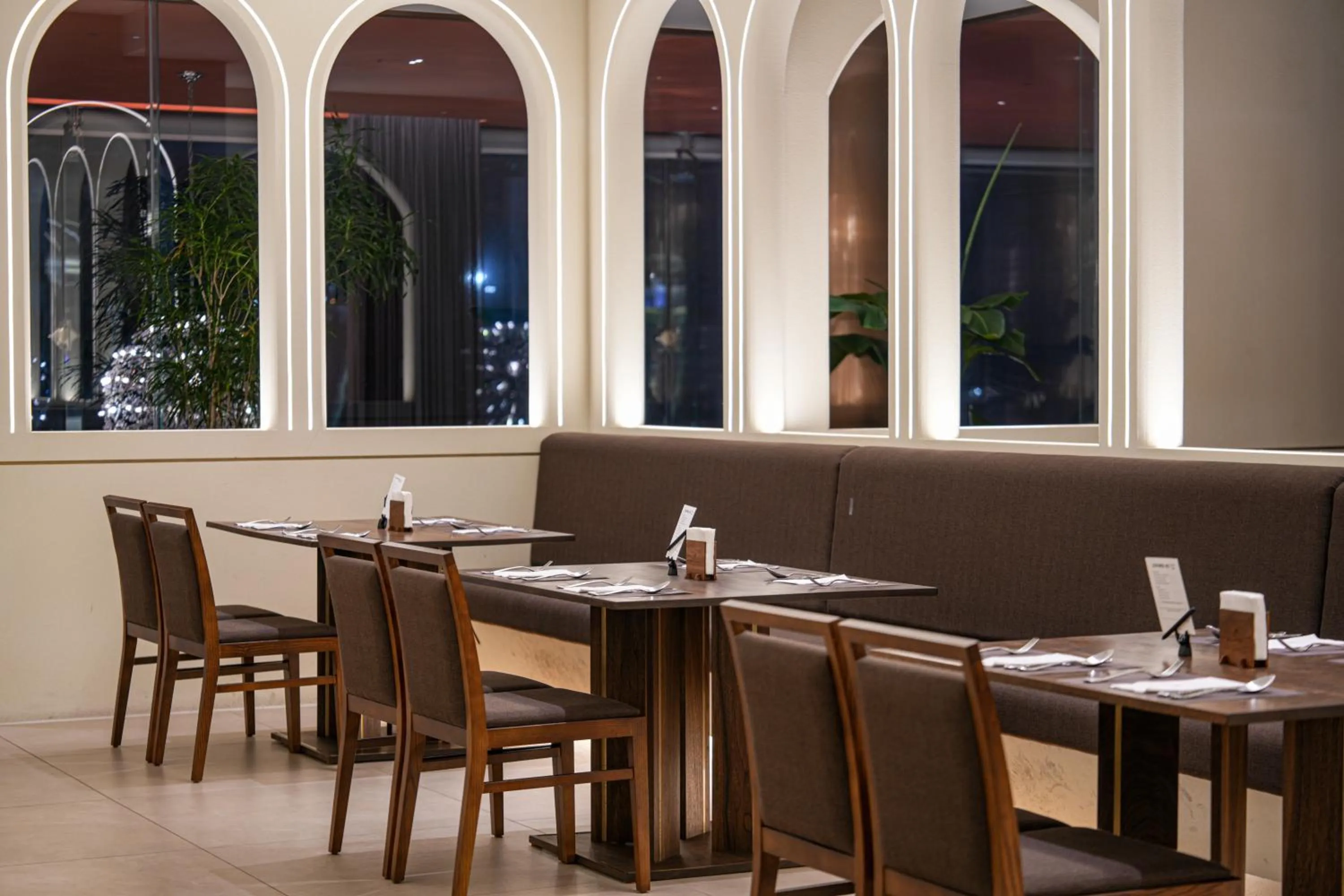 Restaurant/places to eat in Eldis Regent Hotel