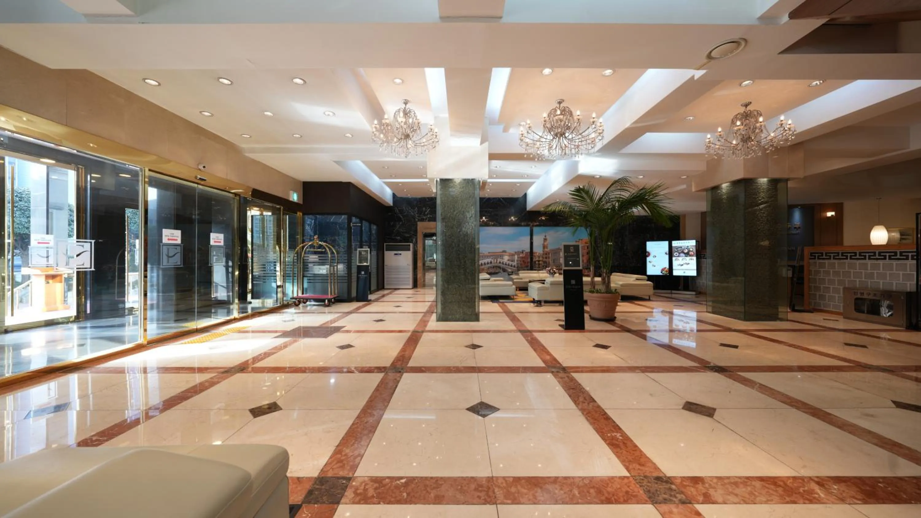 Lobby or reception in Eldis Regent Hotel