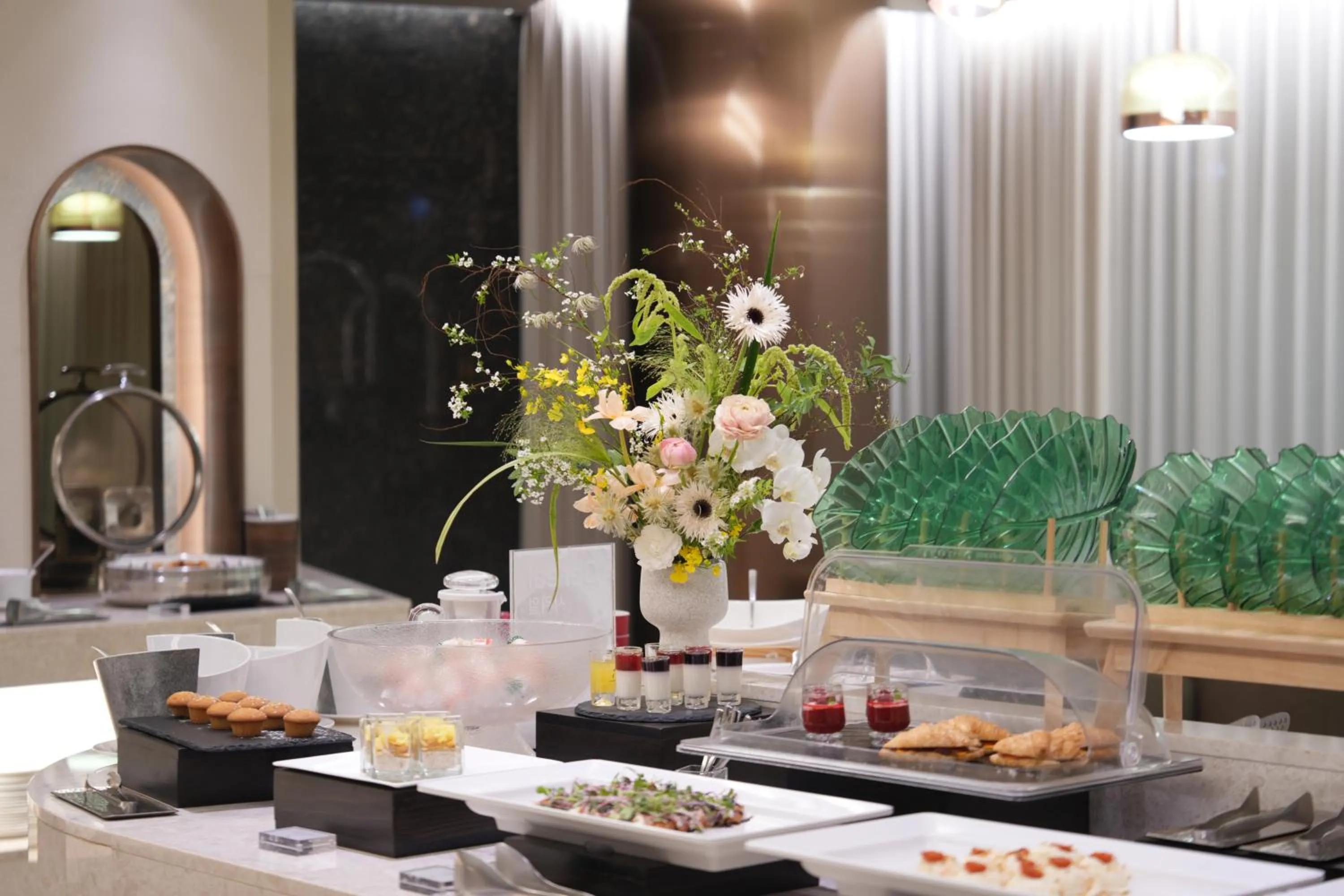 Restaurant/places to eat in Eldis Regent Hotel