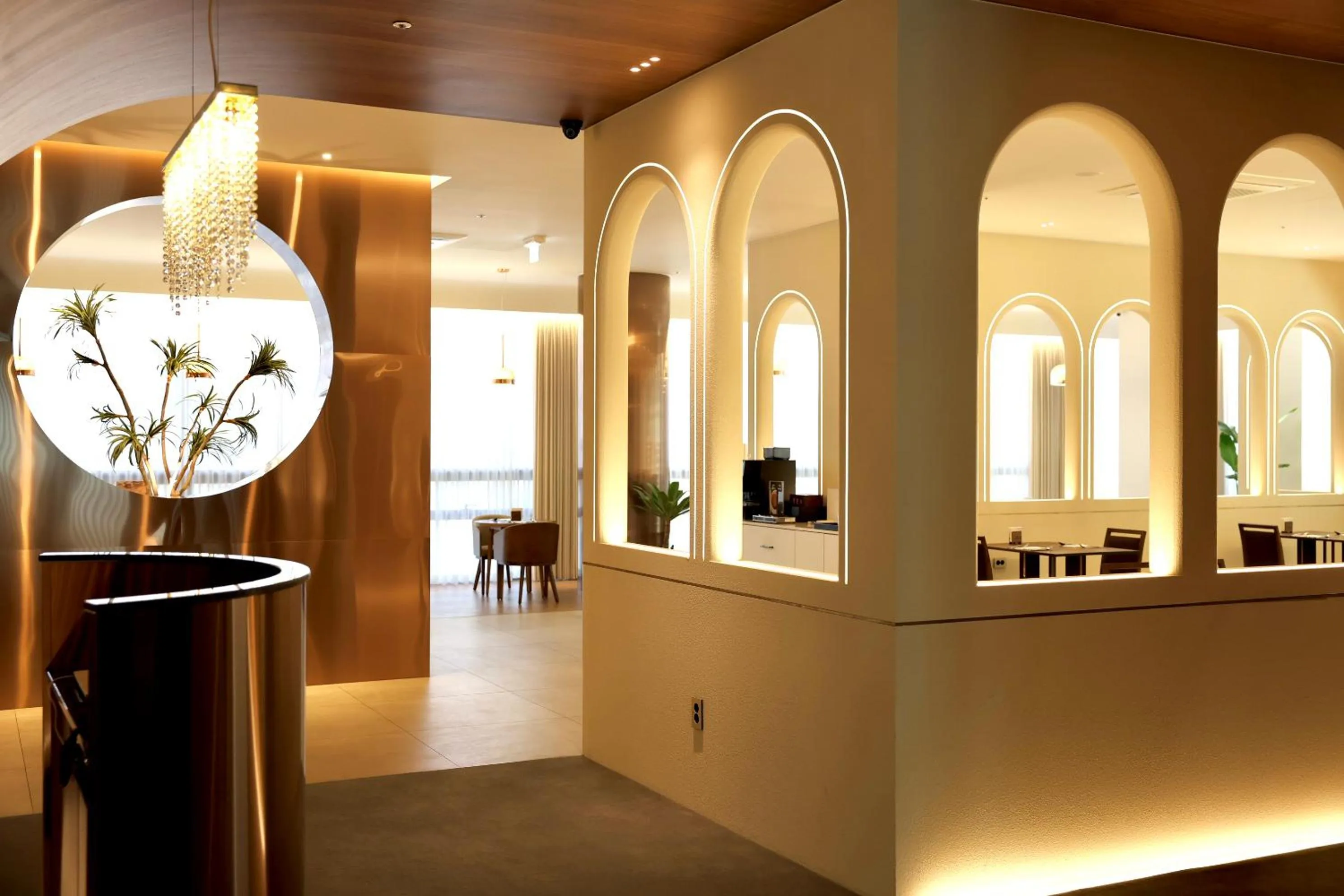 Restaurant/places to eat in Eldis Regent Hotel