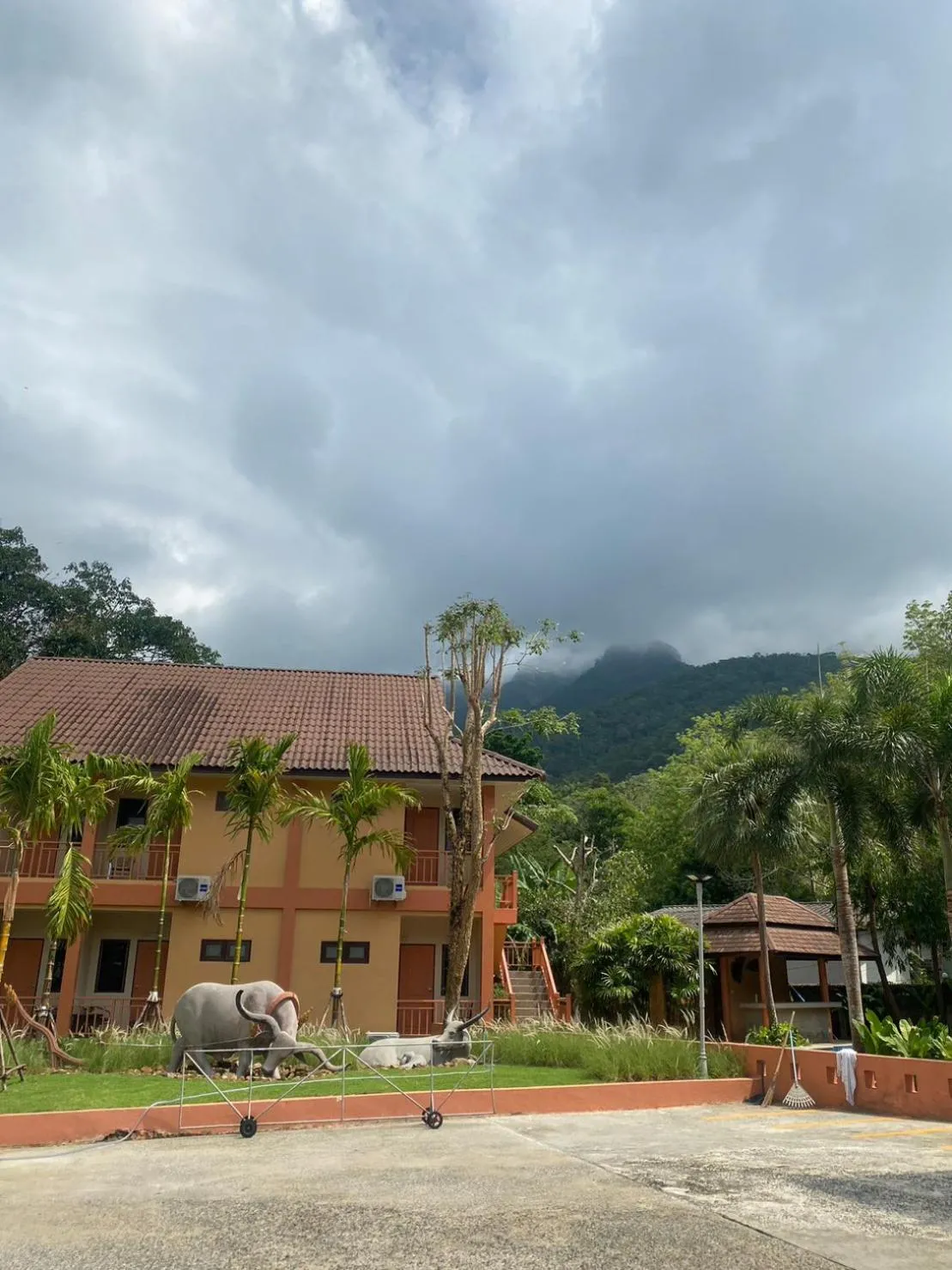 Property building in Du-sila Hotel kohchang