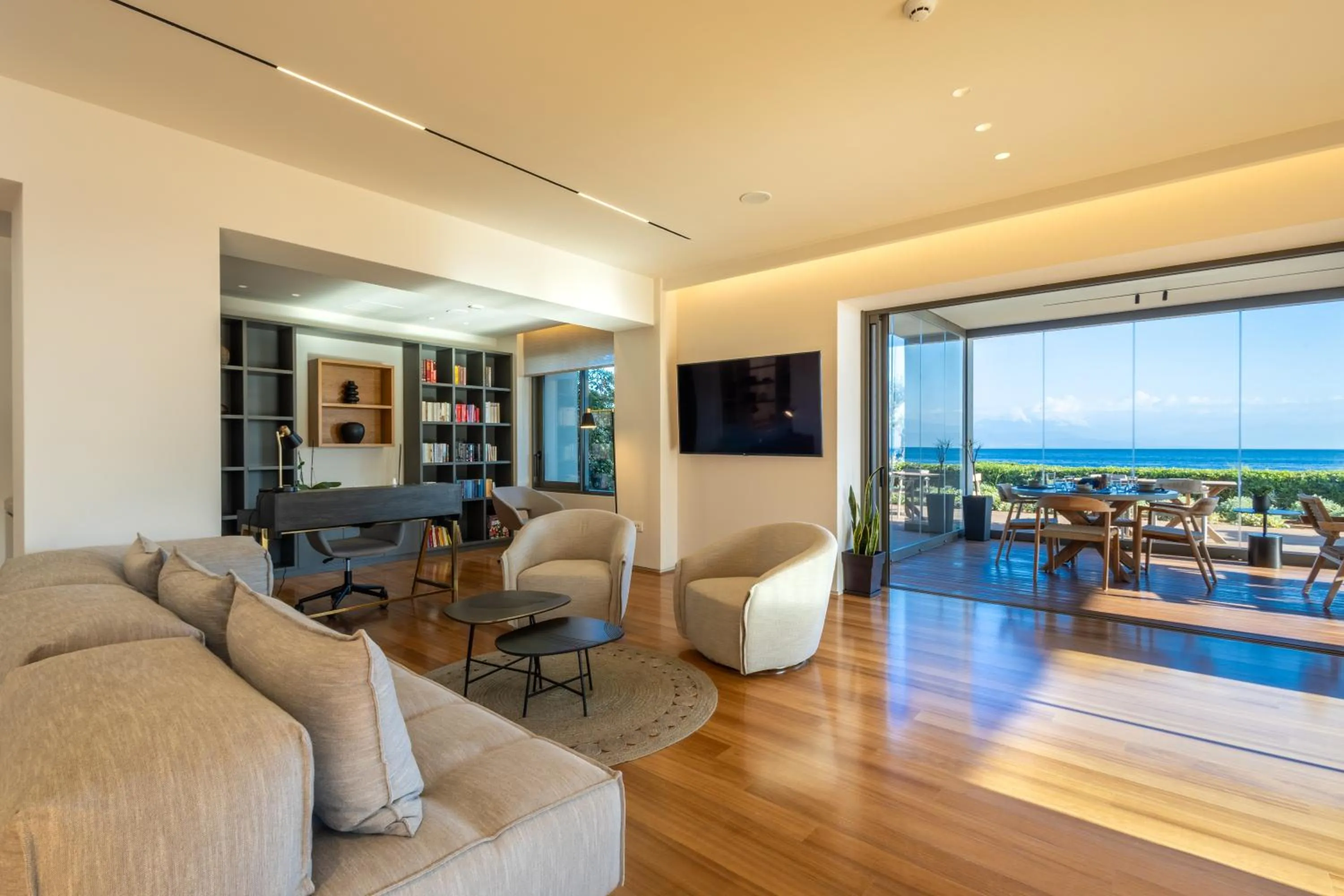 Communal lounge/ TV room in Alissachni SeaSide Hotel