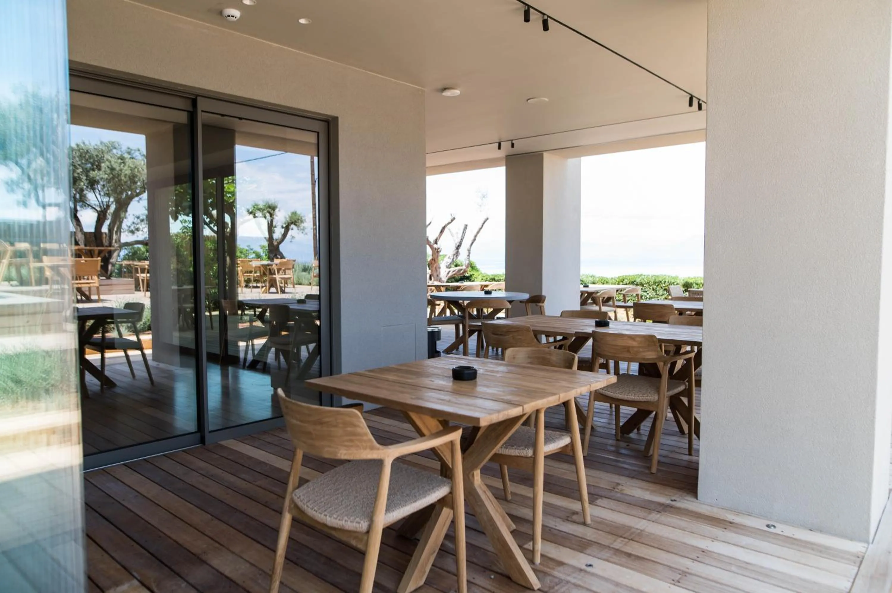 Restaurant/places to eat in Alissachni SeaSide Hotel