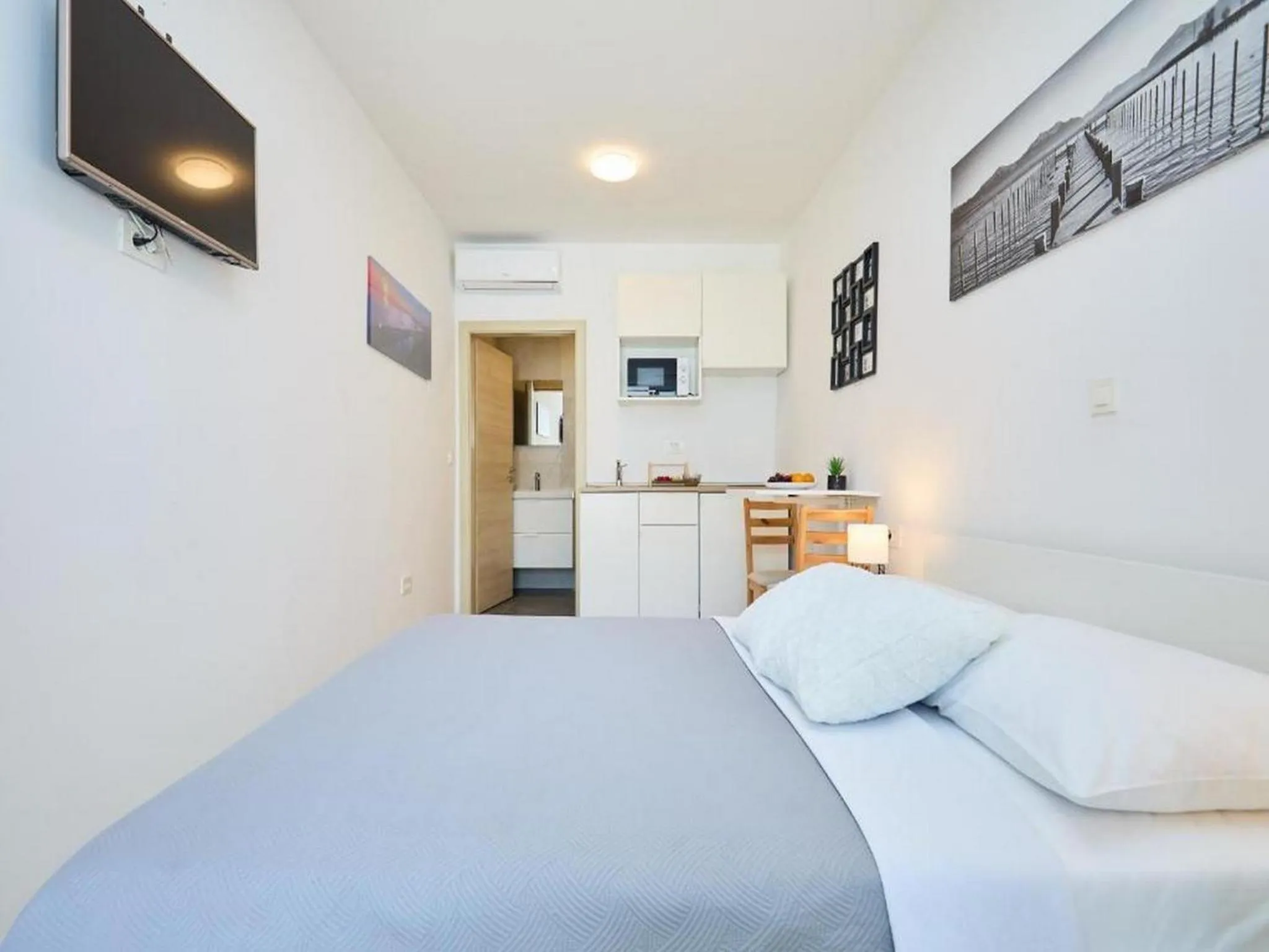 Other, Bed in Palm Tree Apartments